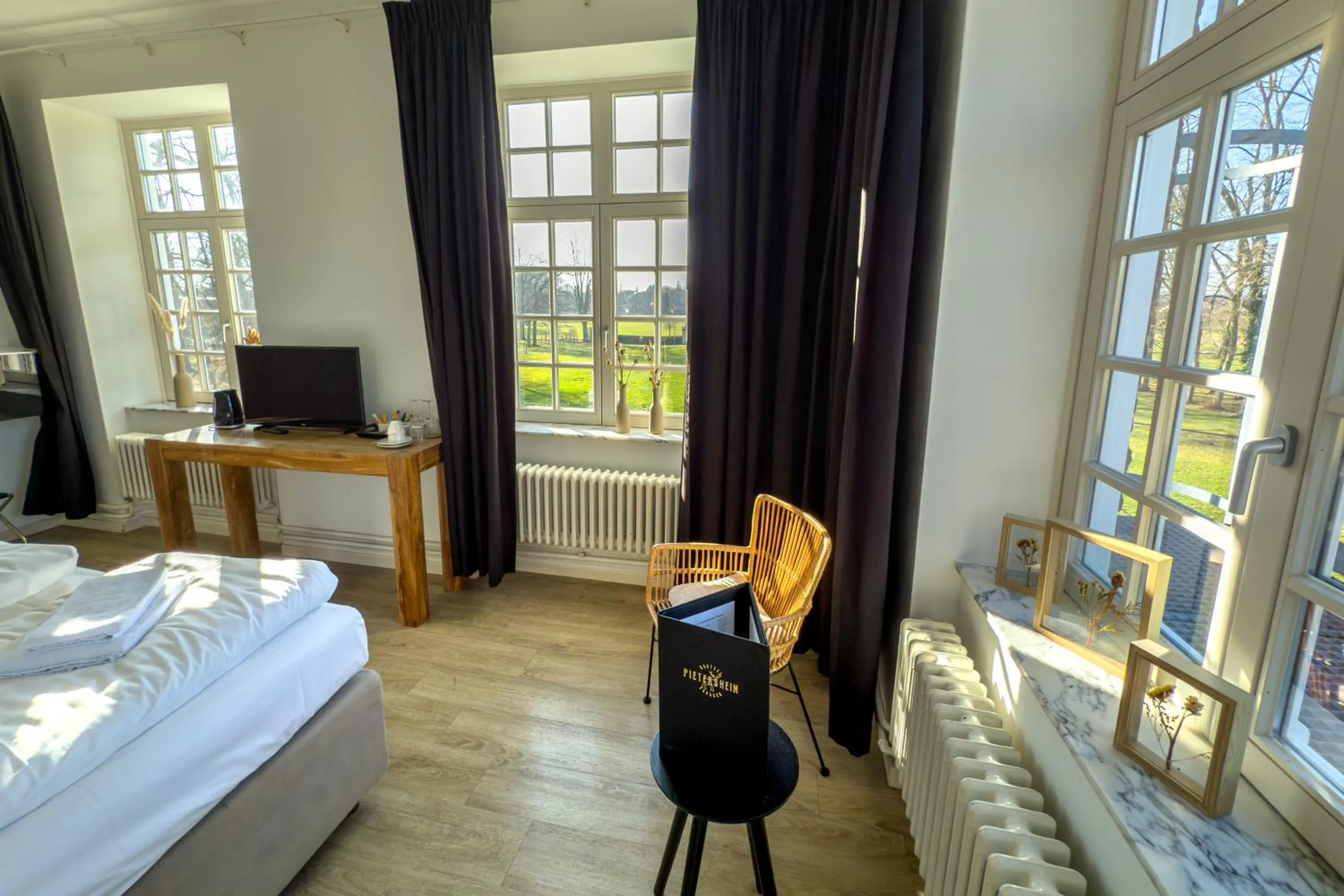 View (from property/room), Bed in Kasteel Pietersheim Maastricht - Lanaken
