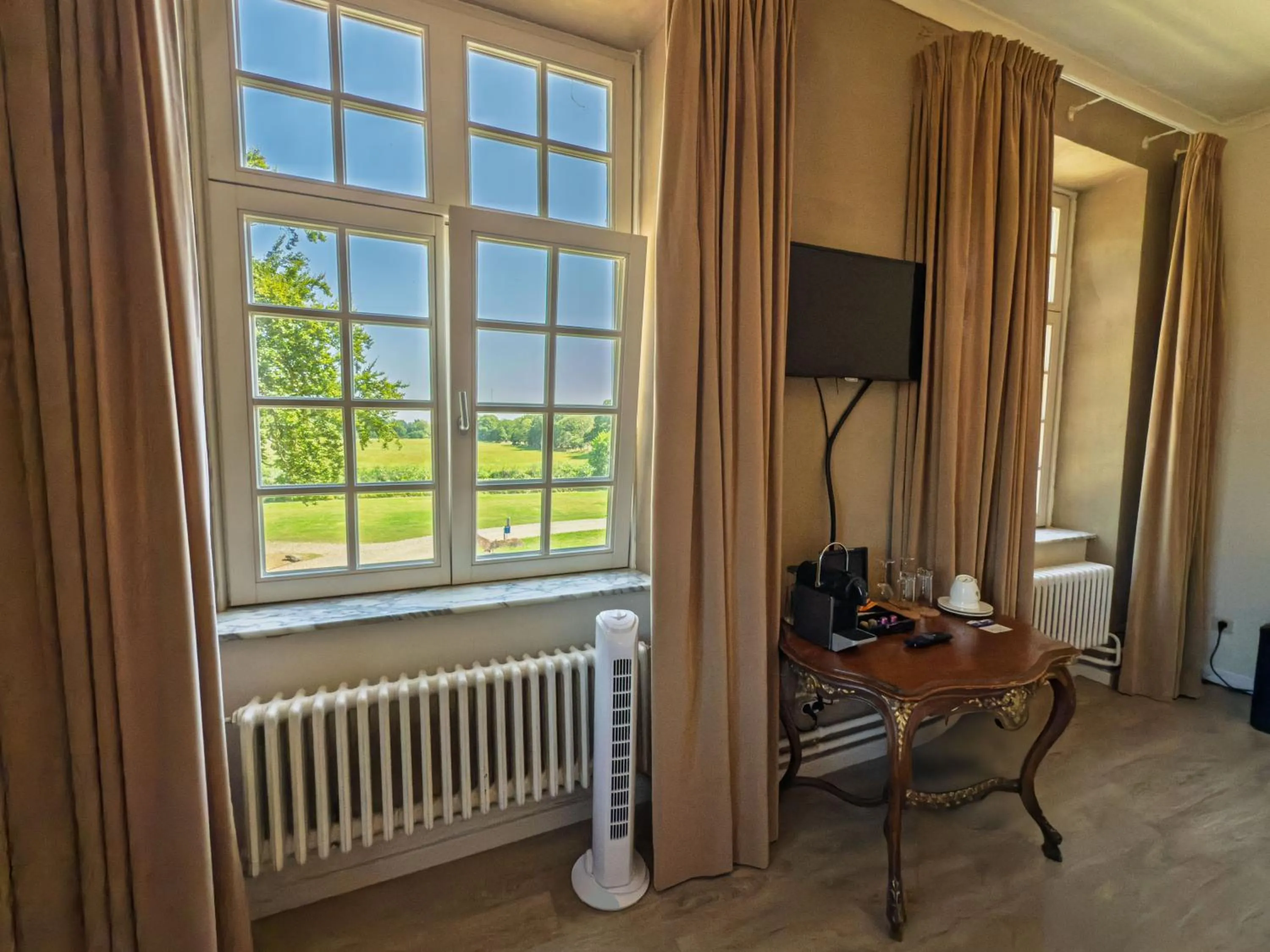 Garden view in Kasteel Pietersheim Maastricht - Lanaken