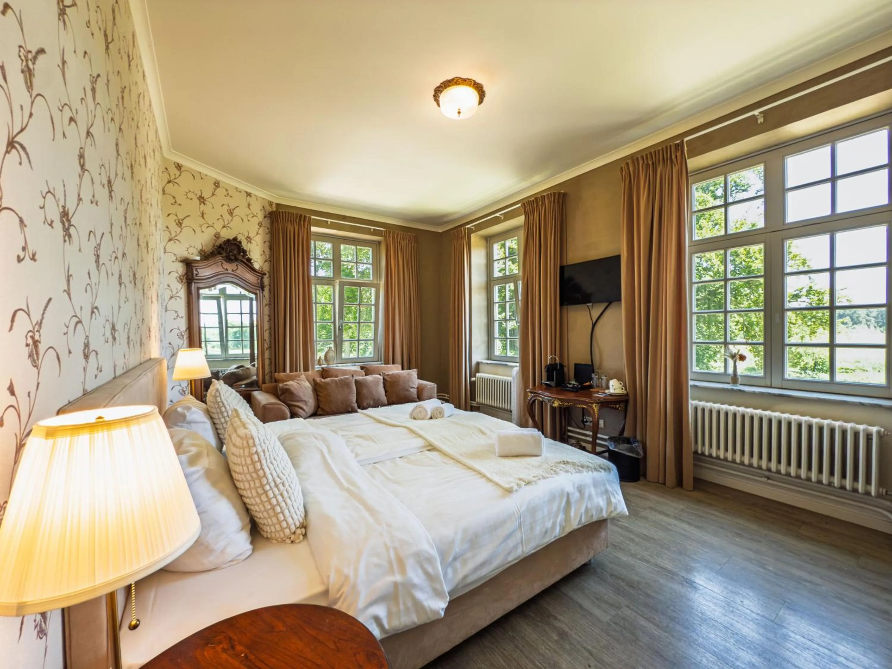 Bedroom, Bed in Kasteel Pietersheim Maastricht - Lanaken