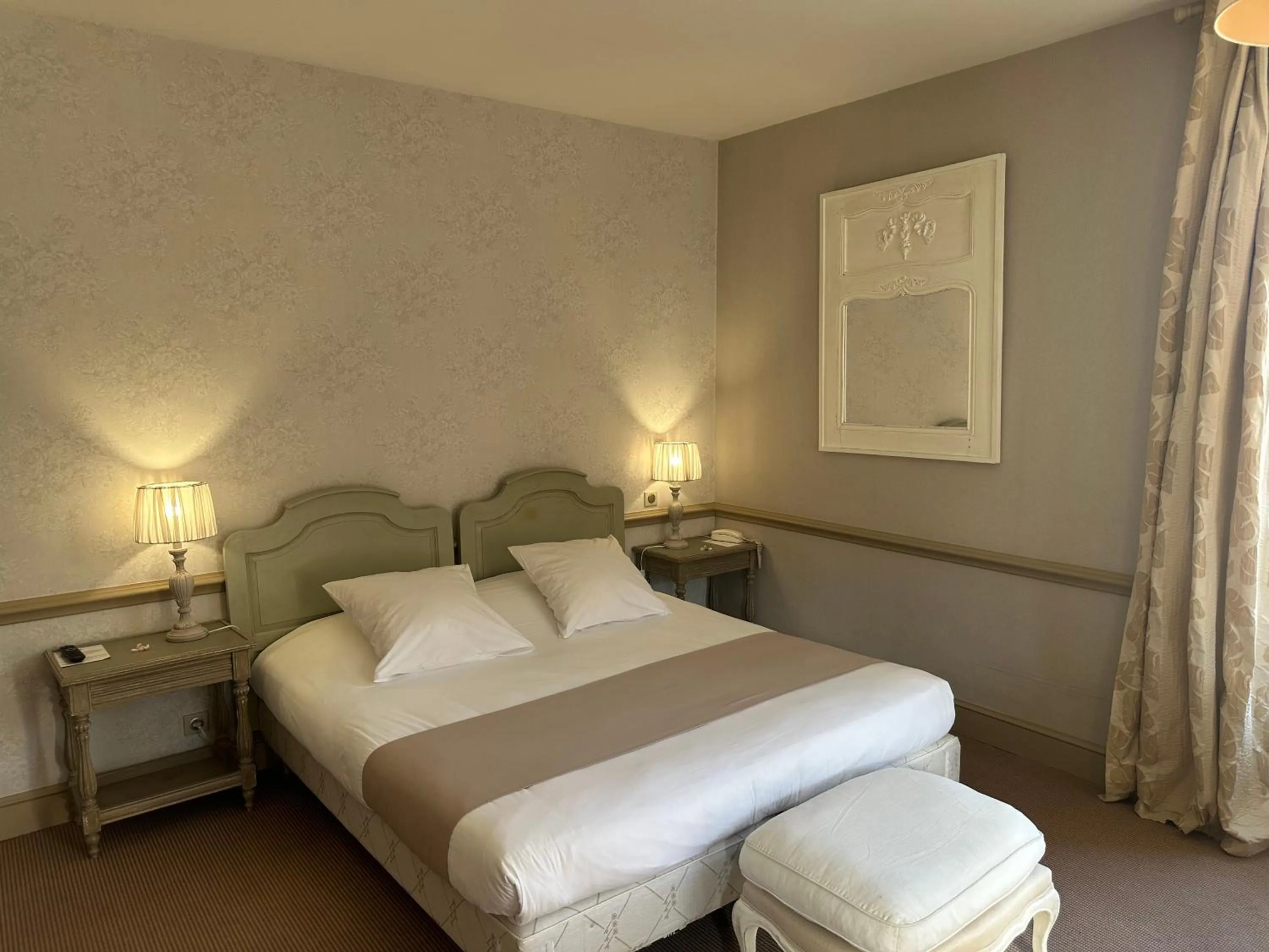 Bedroom, Bed in Hôtel Helvie - Teritoria