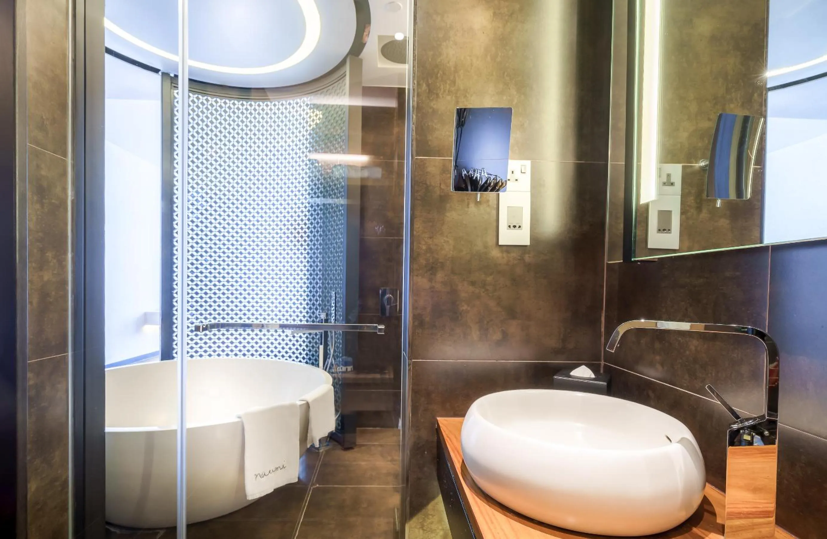 Shower in Naumi Hotel Singapore