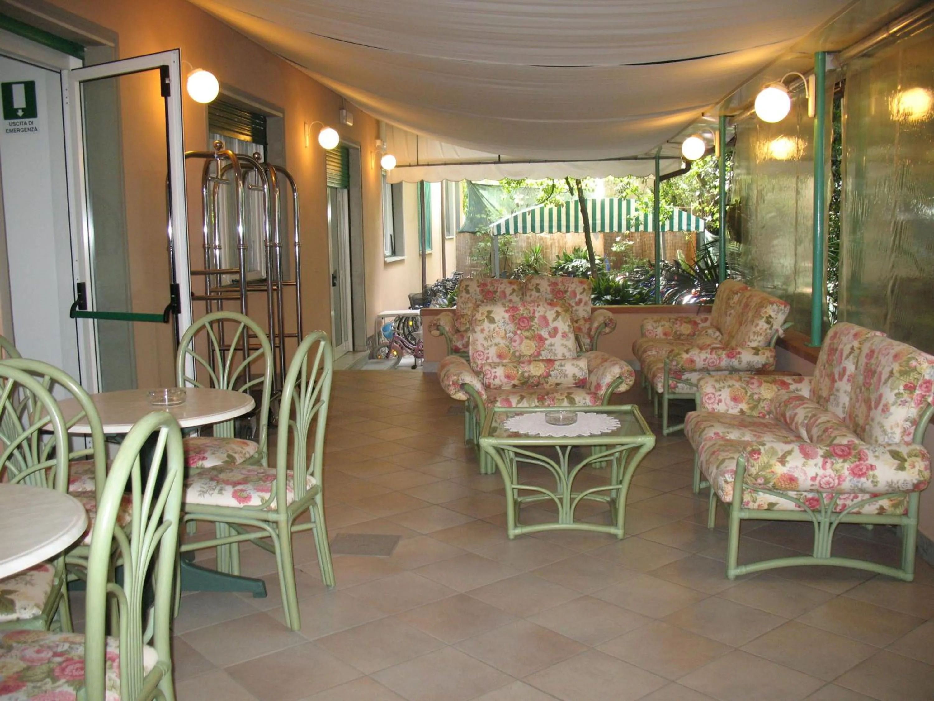 Communal lounge/ TV room in Hotel Astor Victoria