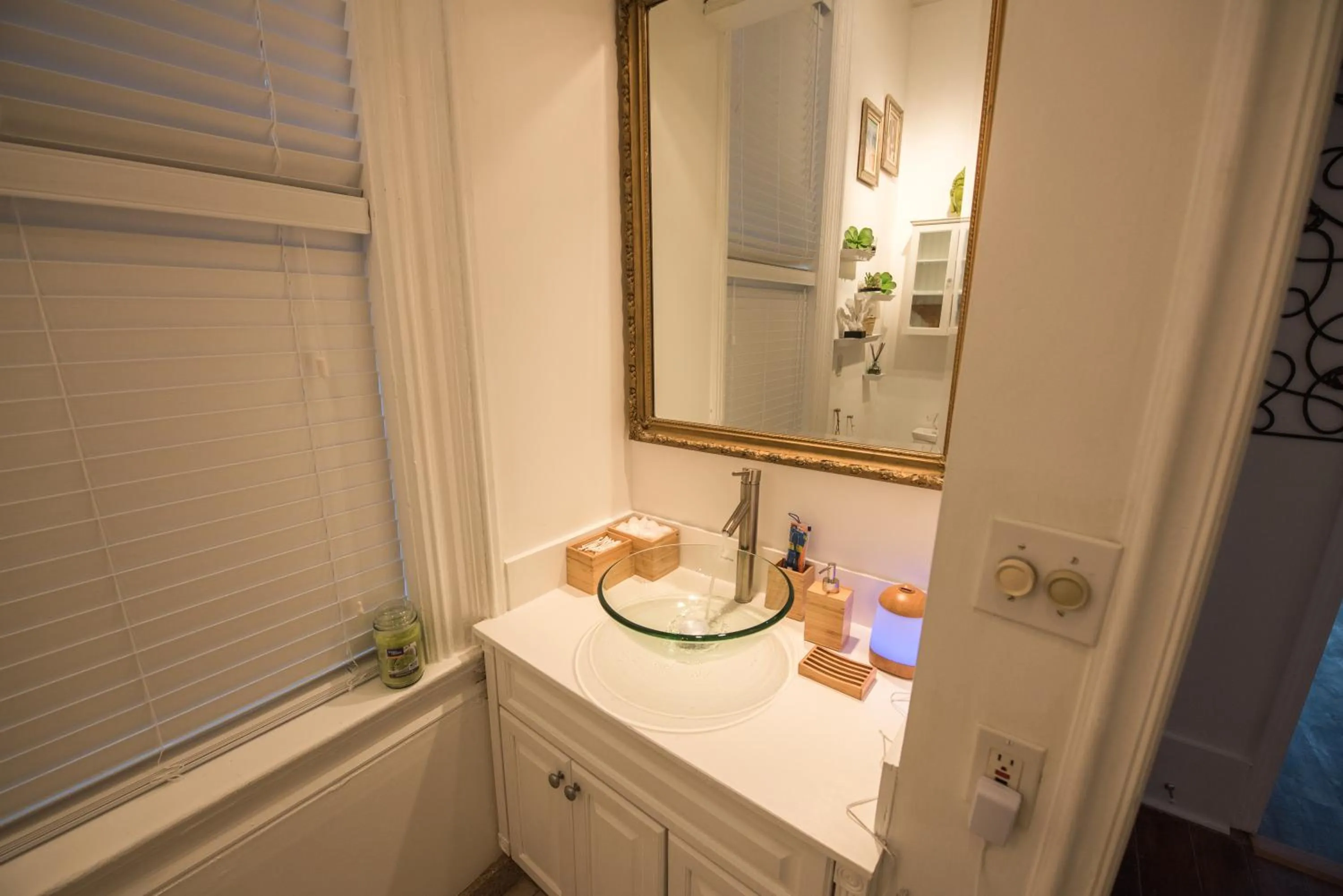 Bathroom in Downtown Memphis Shellcrest Apartments