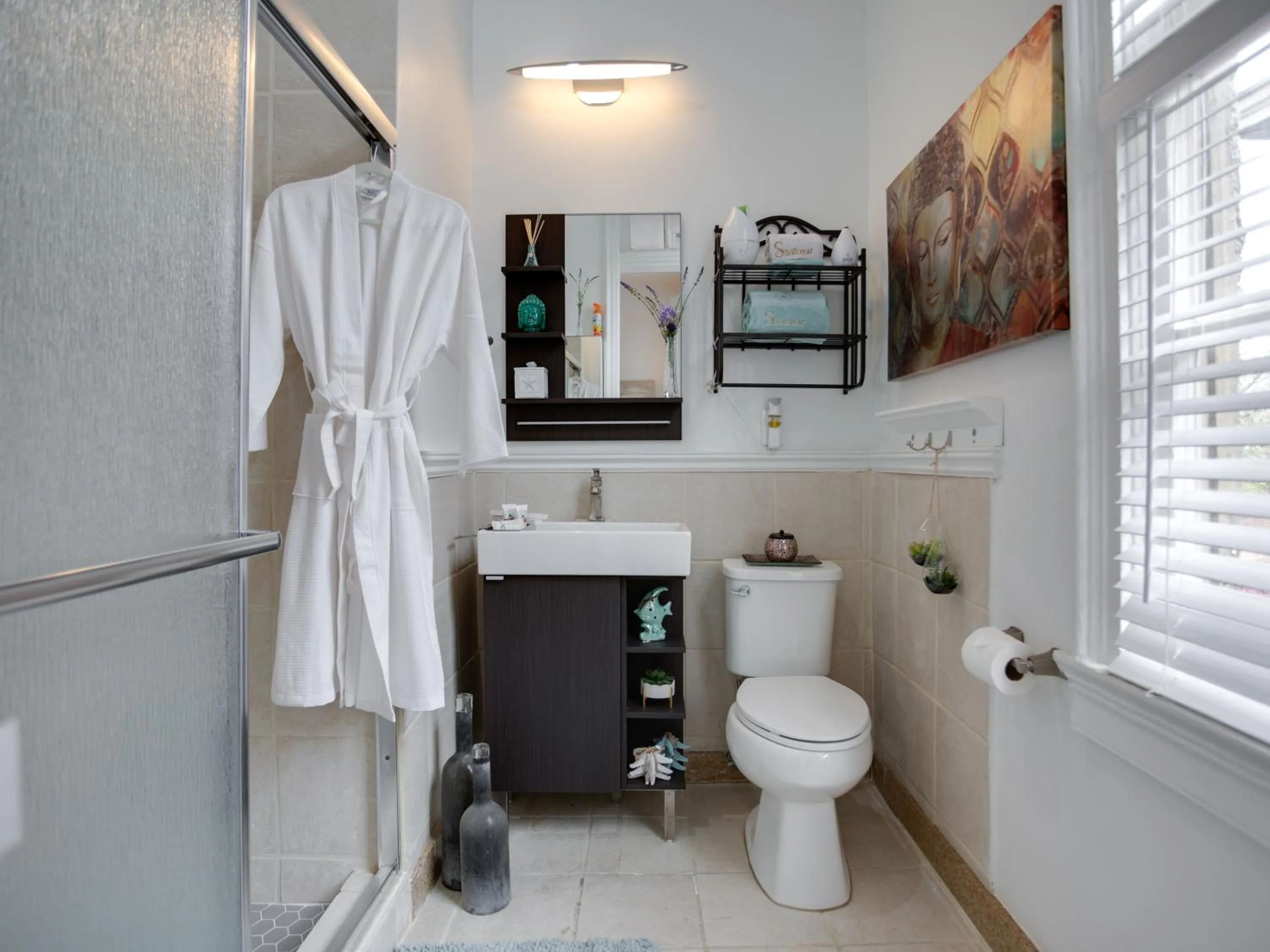 Bathroom in Downtown Memphis Shellcrest Apartments