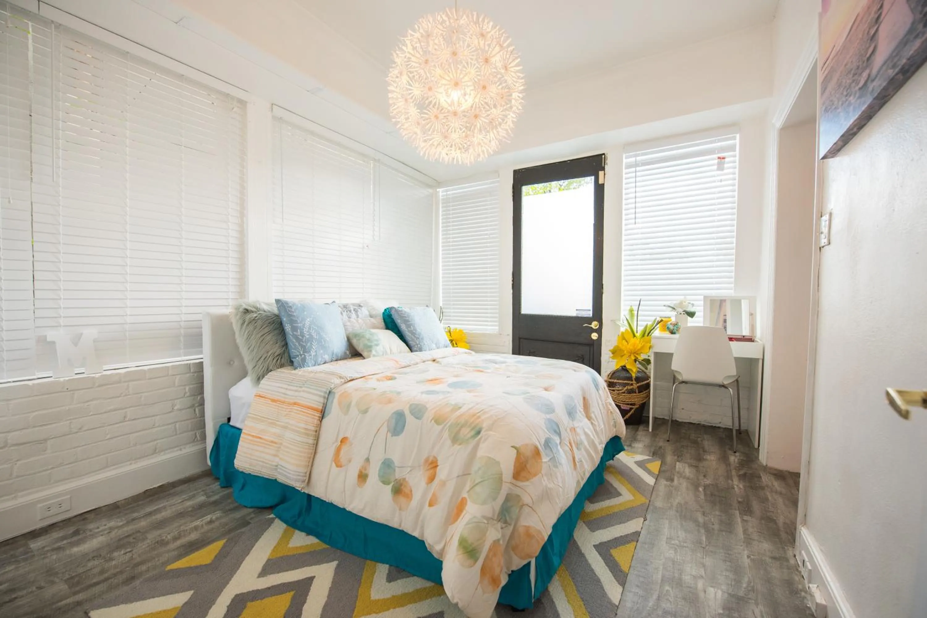 Bed in Downtown Memphis Shellcrest Apartments