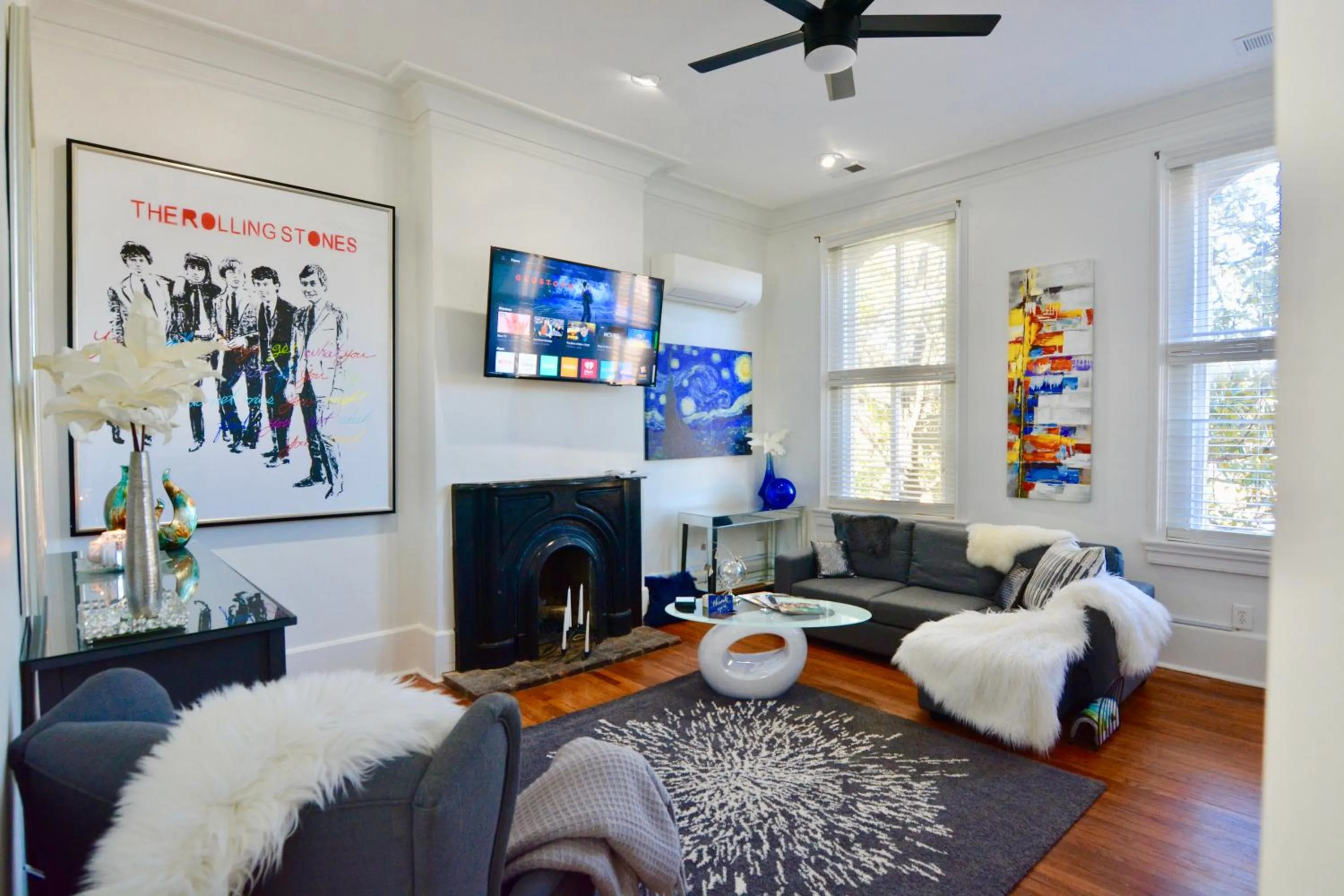 TV and multimedia in Downtown Memphis Shellcrest Apartments