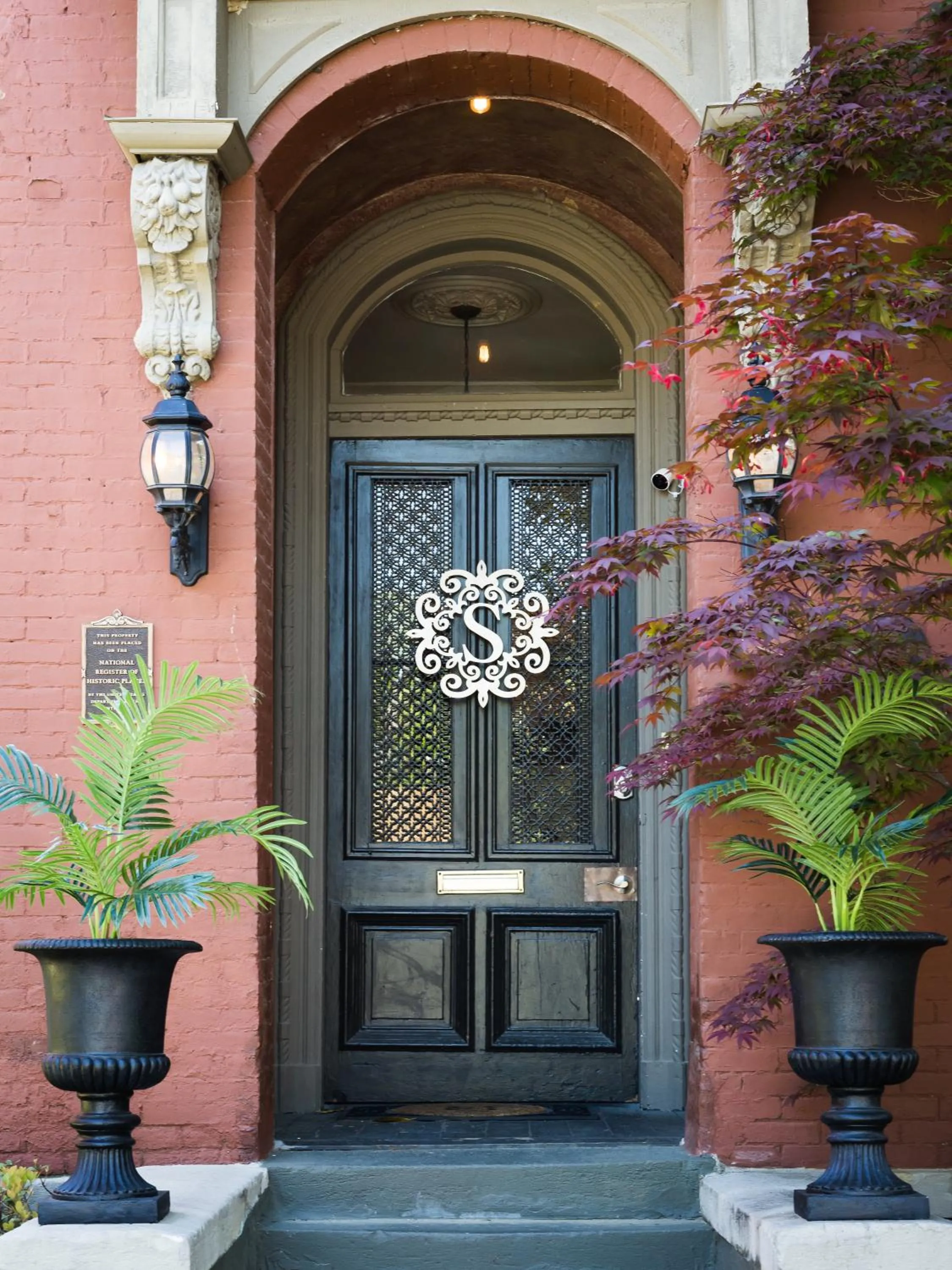 Facade/entrance in Downtown Memphis Shellcrest Apartments
