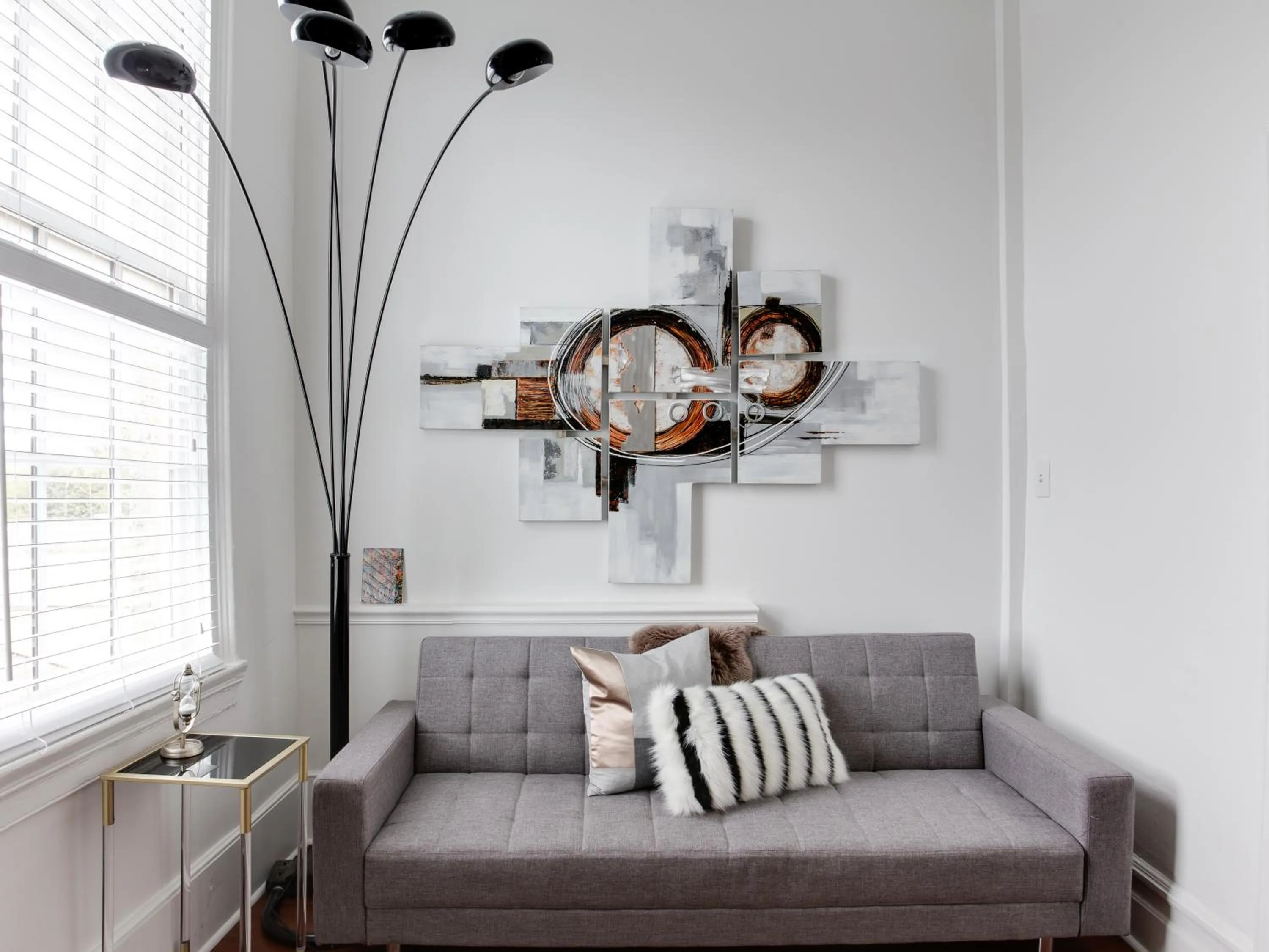 Seating area in Downtown Memphis Shellcrest Apartments