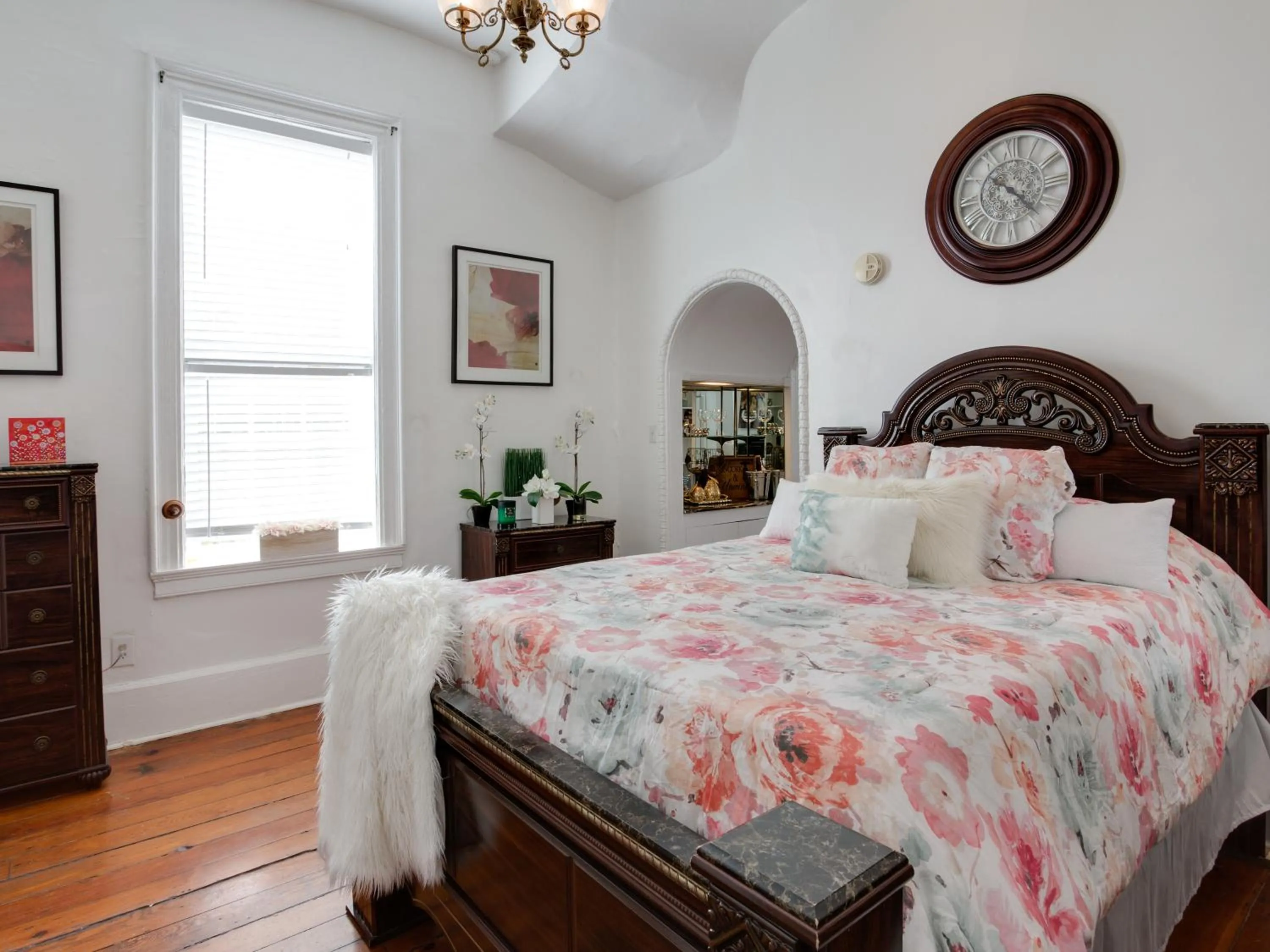 Bedroom, Bed in Downtown Memphis Shellcrest Apartments