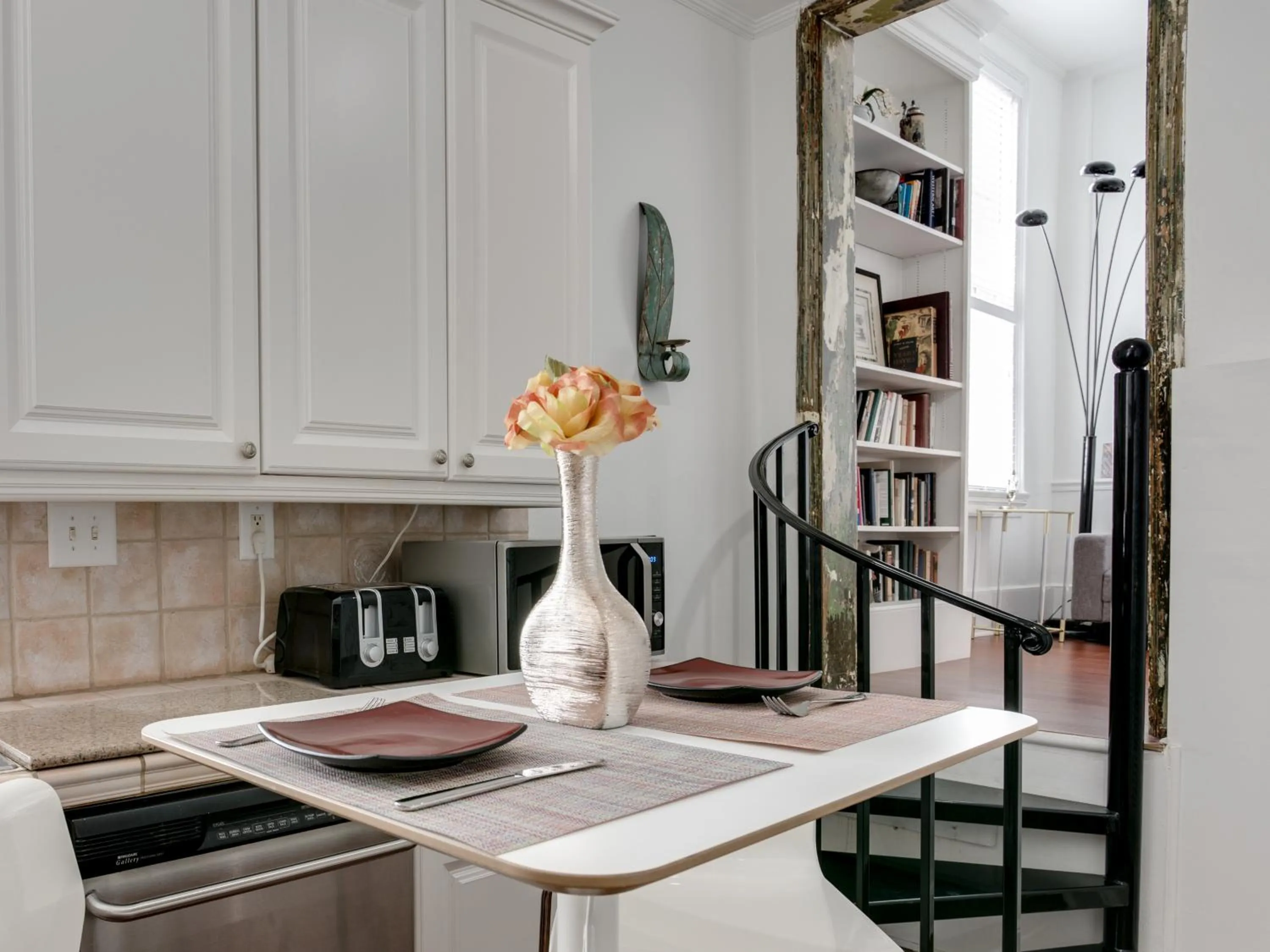 Kitchen or kitchenette in Downtown Memphis Shellcrest Apartments