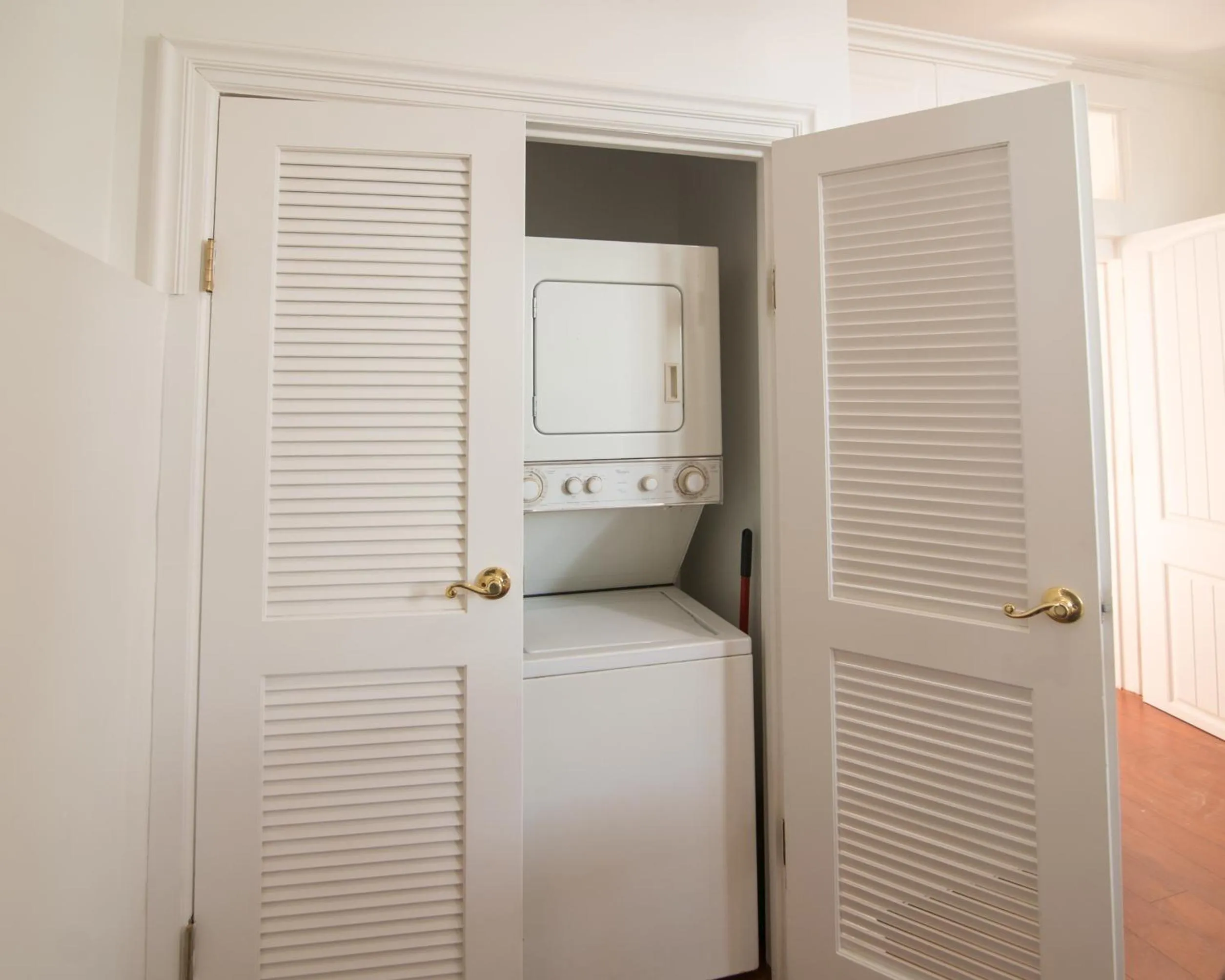 Area and facilities in Downtown Memphis Shellcrest Apartments