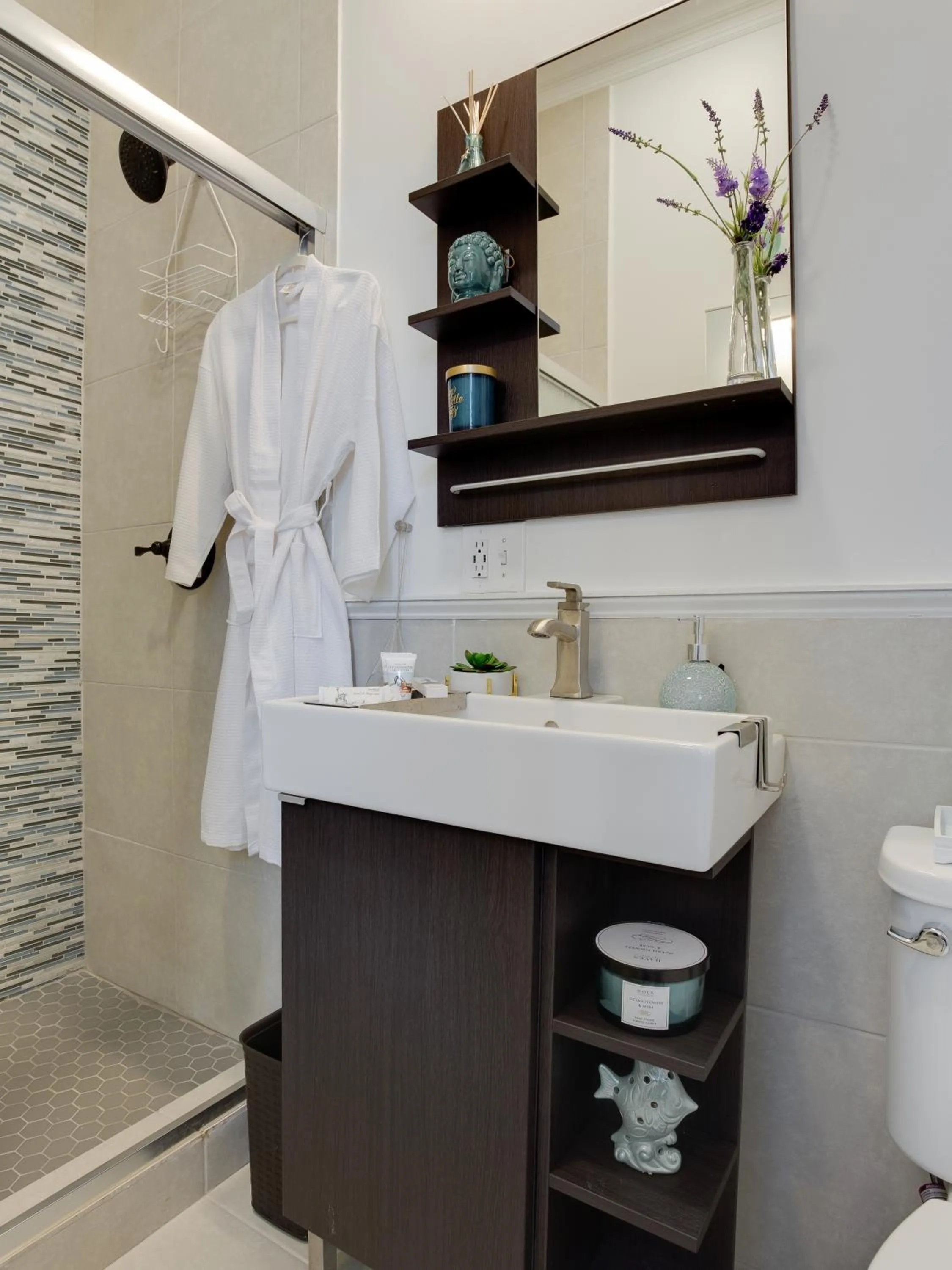 Bathroom in Downtown Memphis Shellcrest Apartments