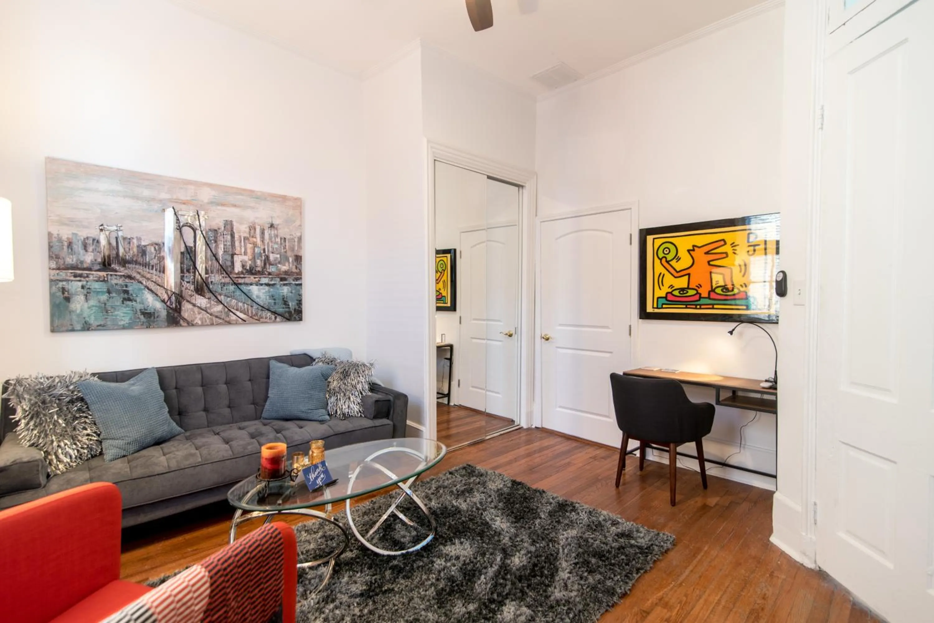 TV and multimedia in Downtown Memphis Shellcrest Apartments