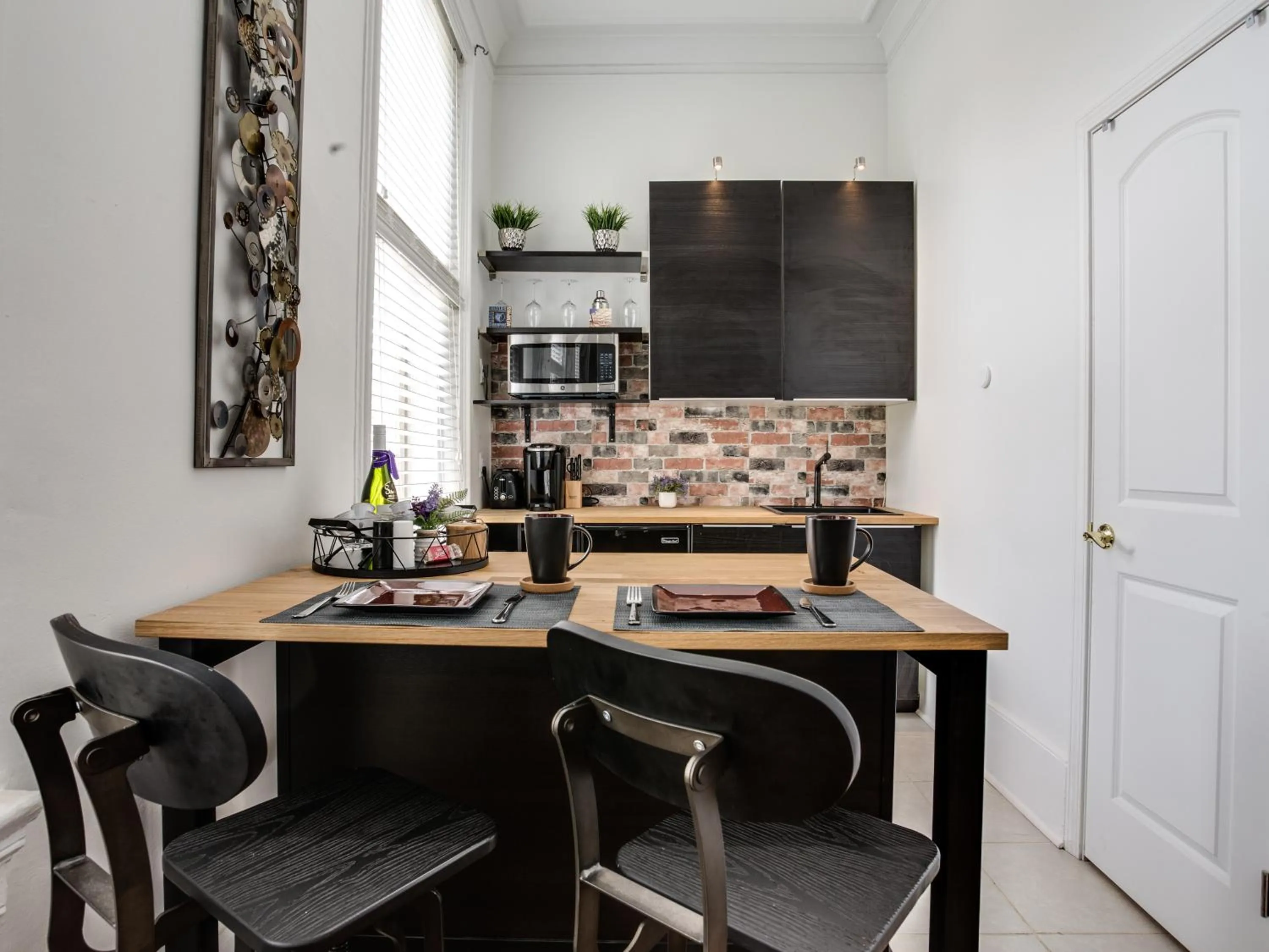 Kitchen or kitchenette in Downtown Memphis Shellcrest Apartments