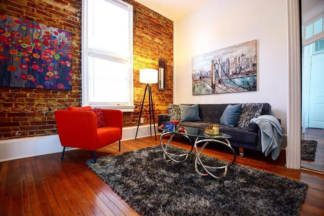 Communal lounge/ TV room in Downtown Memphis Shellcrest Apartments