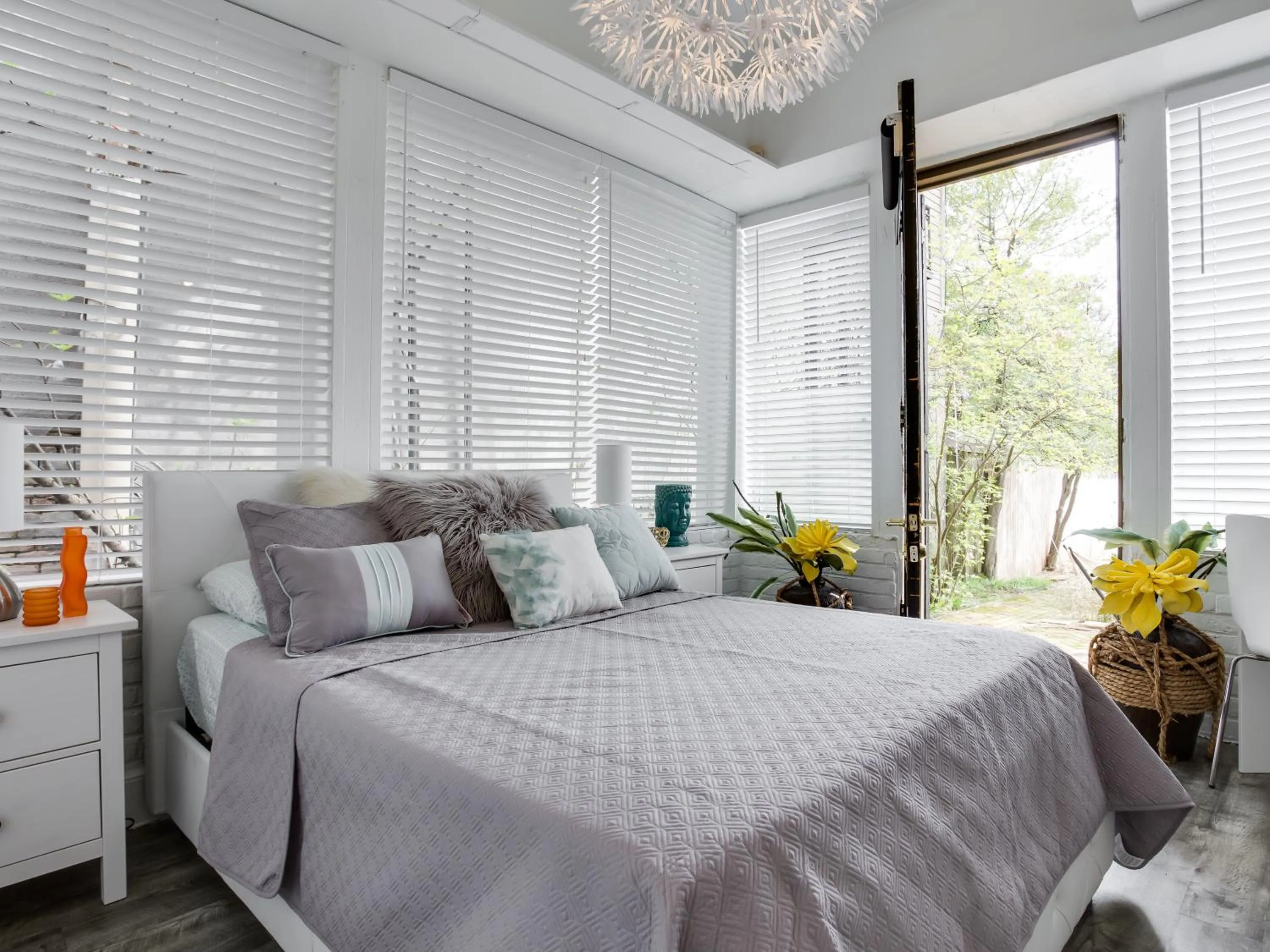 Garden, Bed in Downtown Memphis Shellcrest Apartments