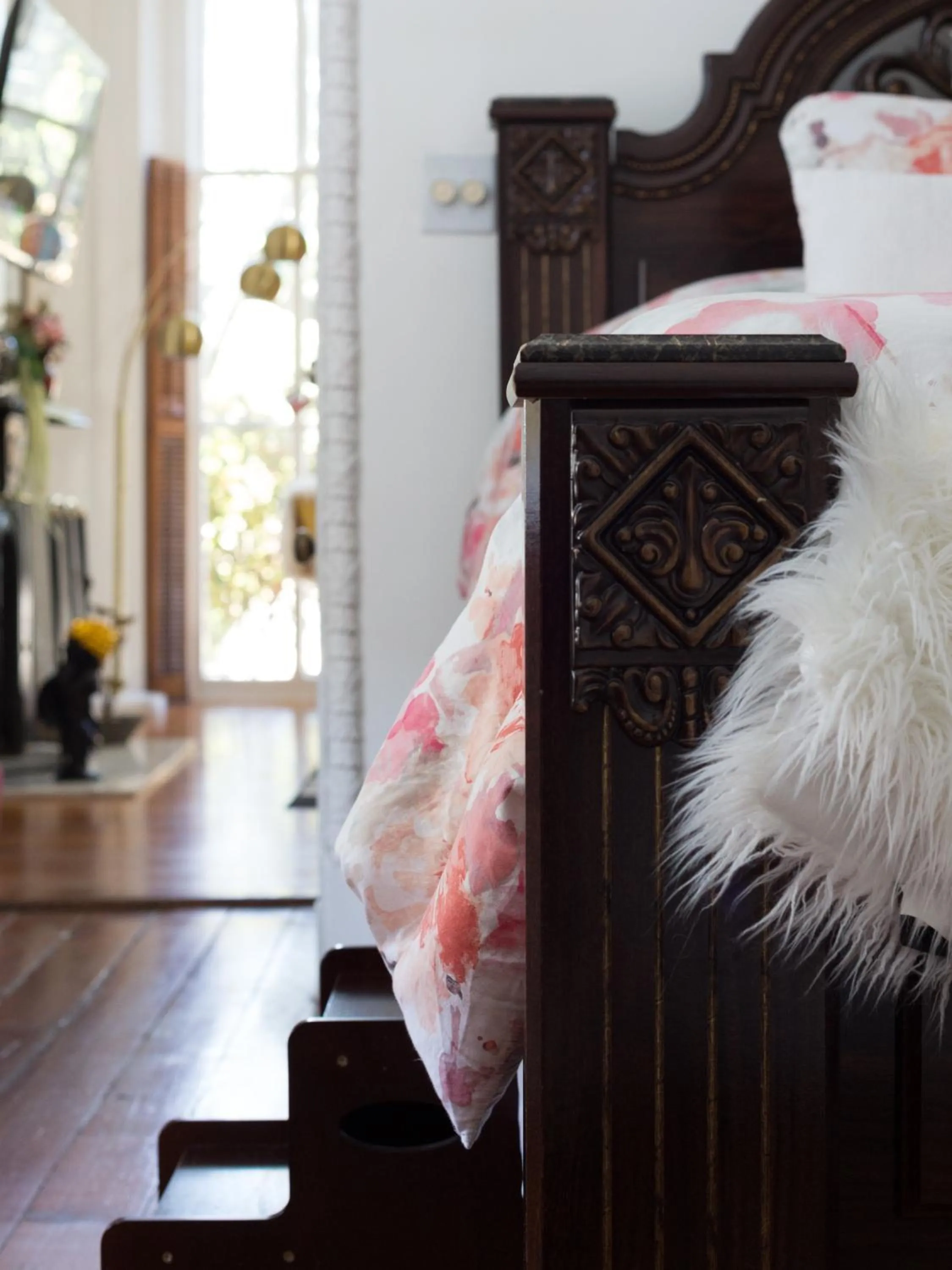 Bedroom, Bed in Downtown Memphis Shellcrest Apartments