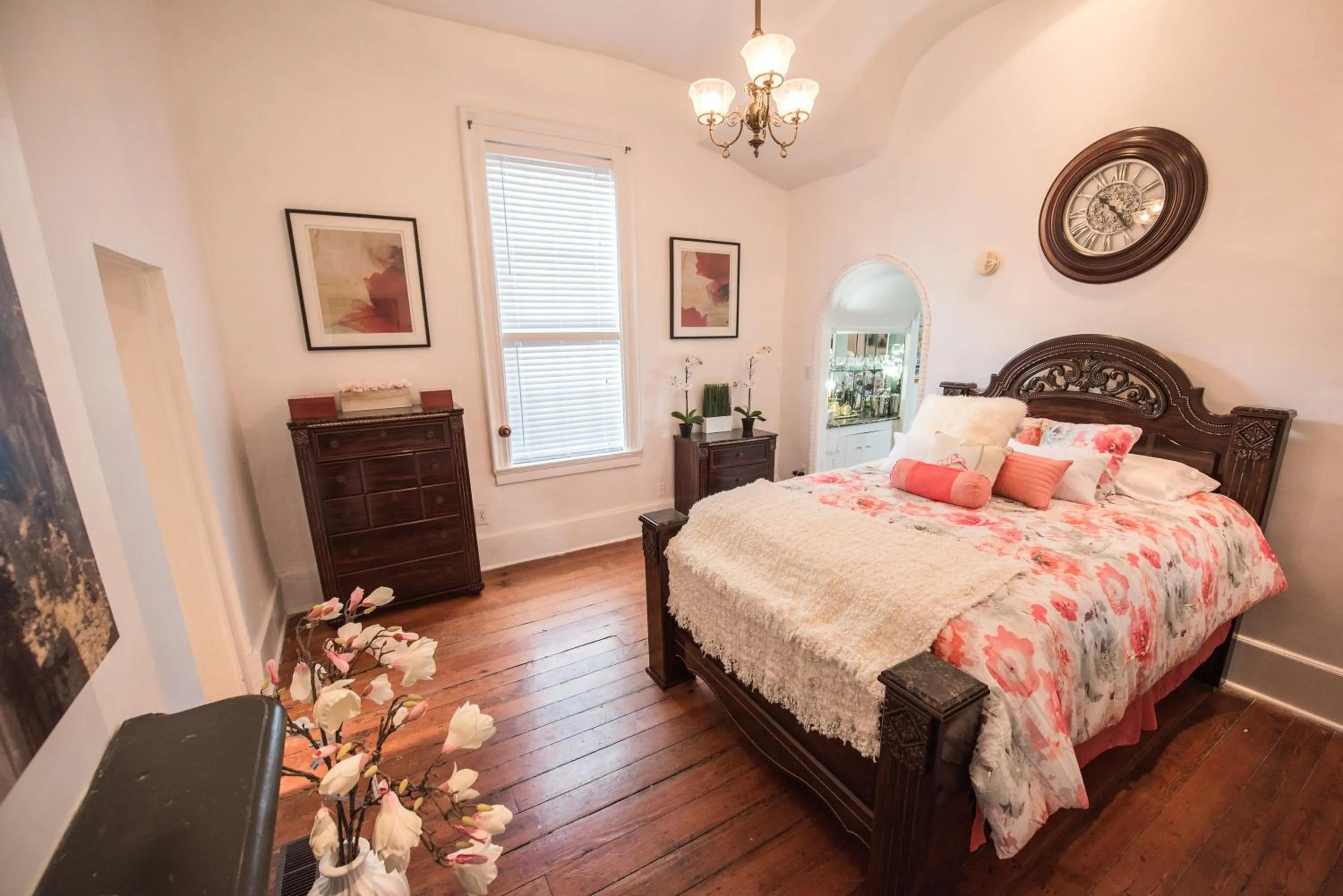 Bedroom, Bed in Downtown Memphis Shellcrest Apartments