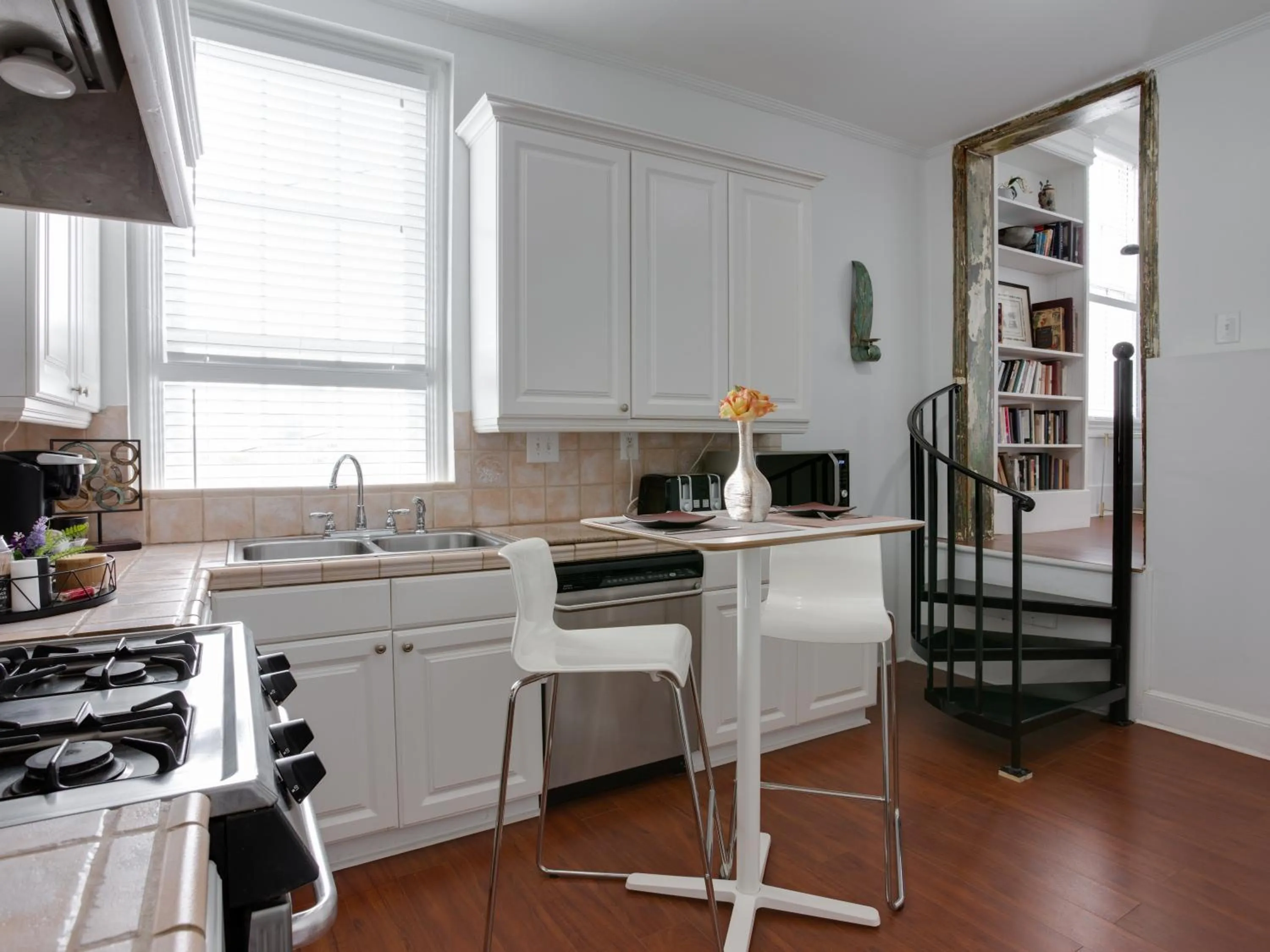 Library in Downtown Memphis Shellcrest Apartments