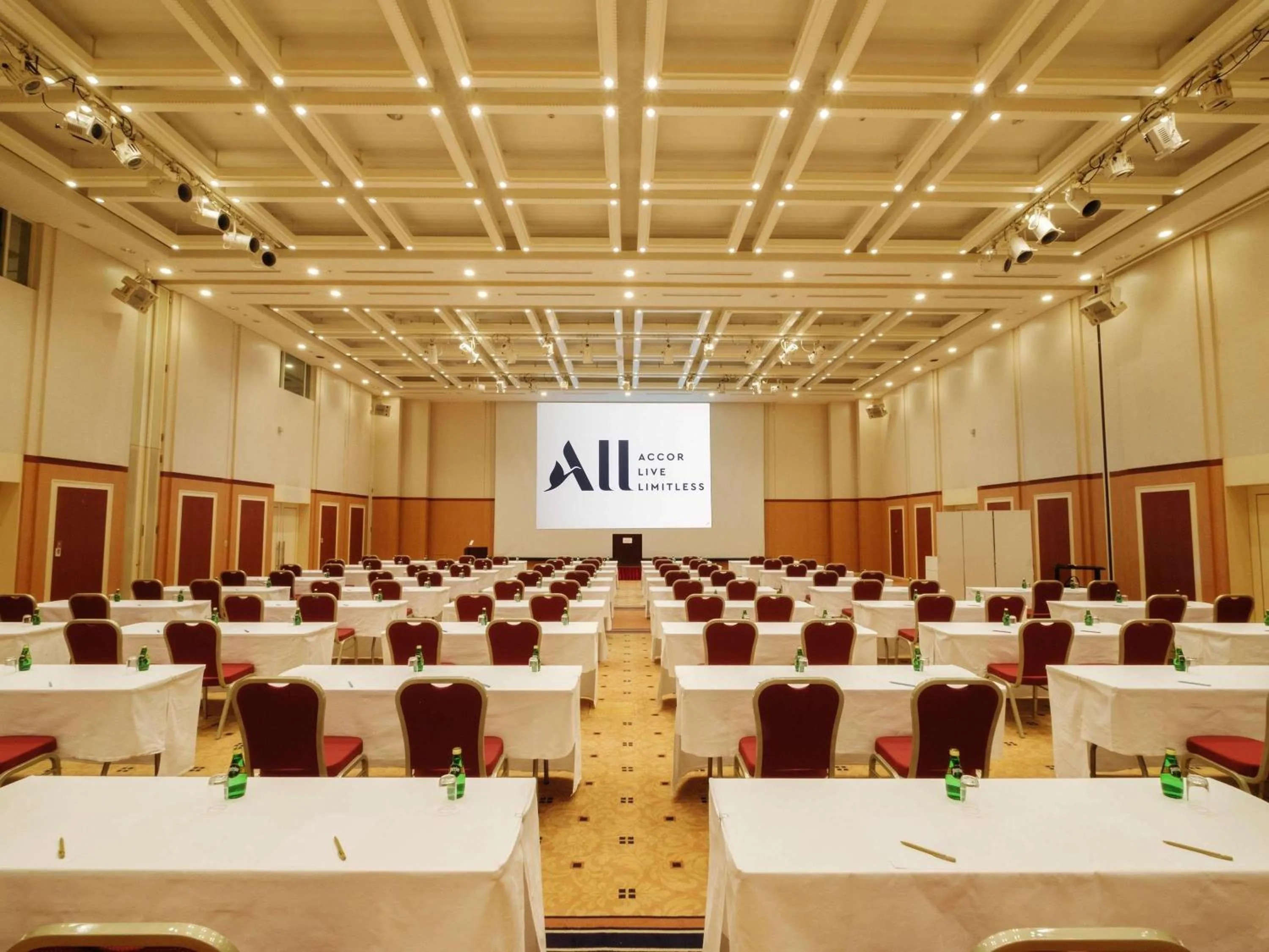 Business facilities in Mercure Yokosuka