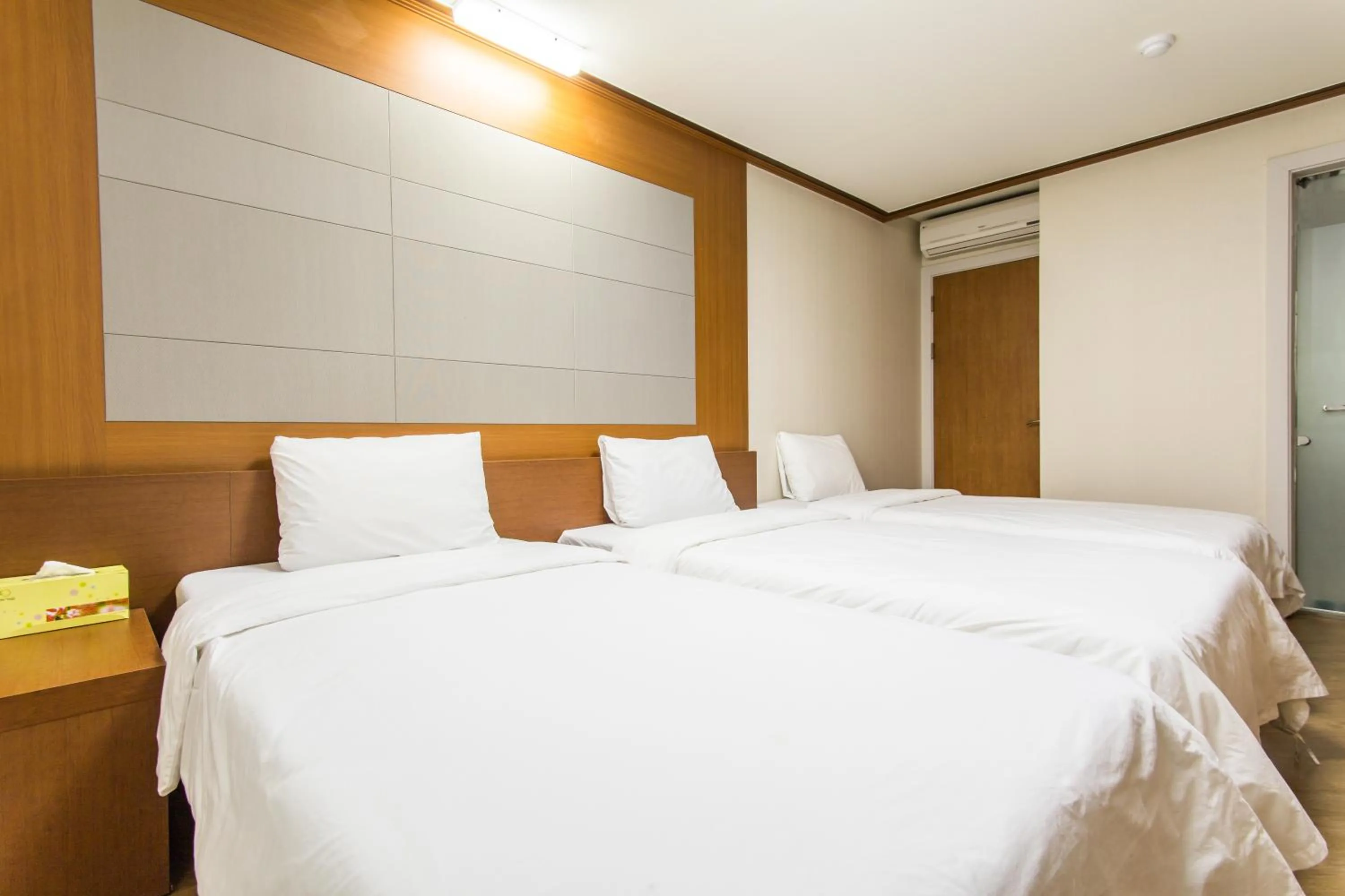 Photo of the whole room, Bed in Incheon Airtel