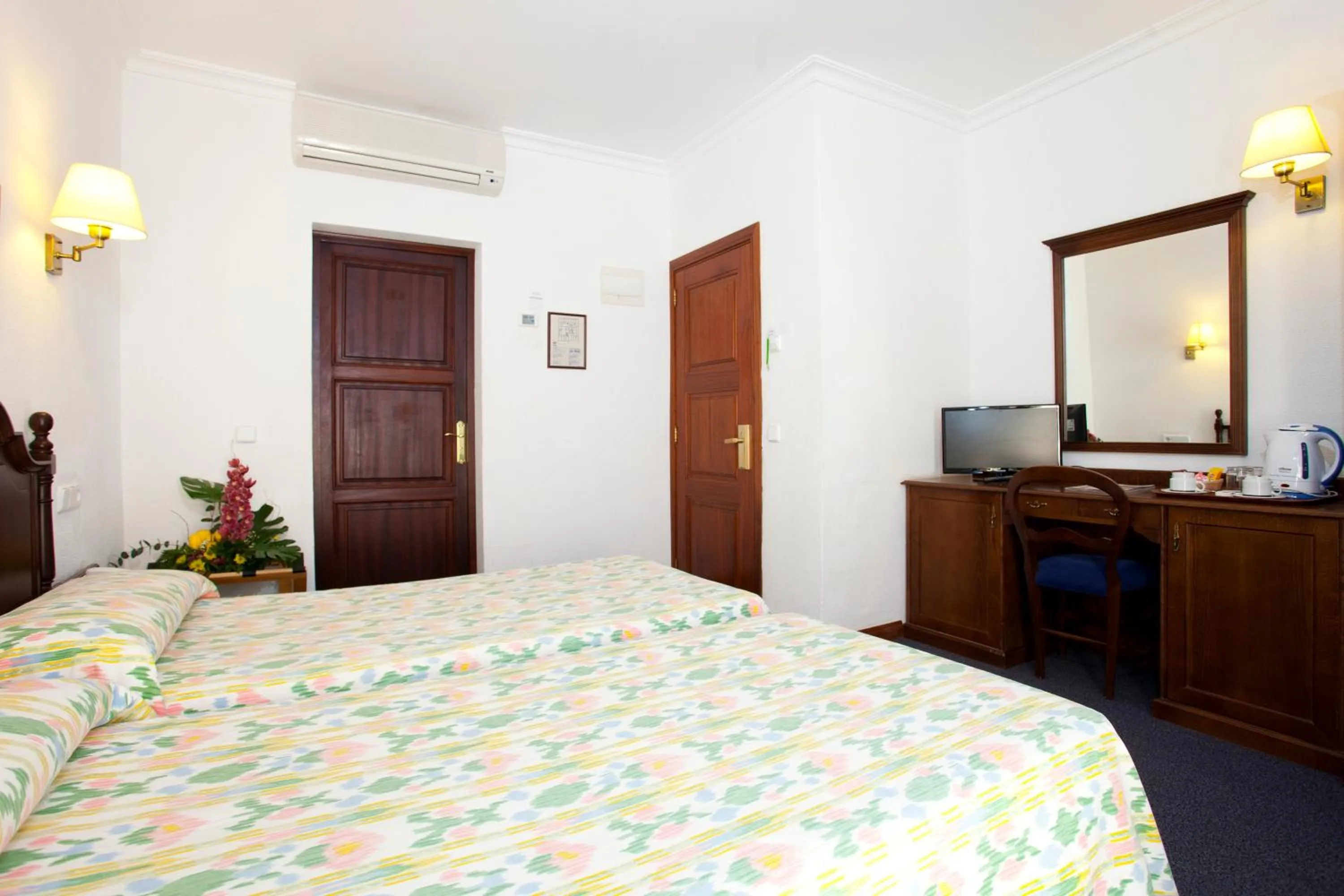 Photo of the whole room, Bed in Hotel Sis Pins