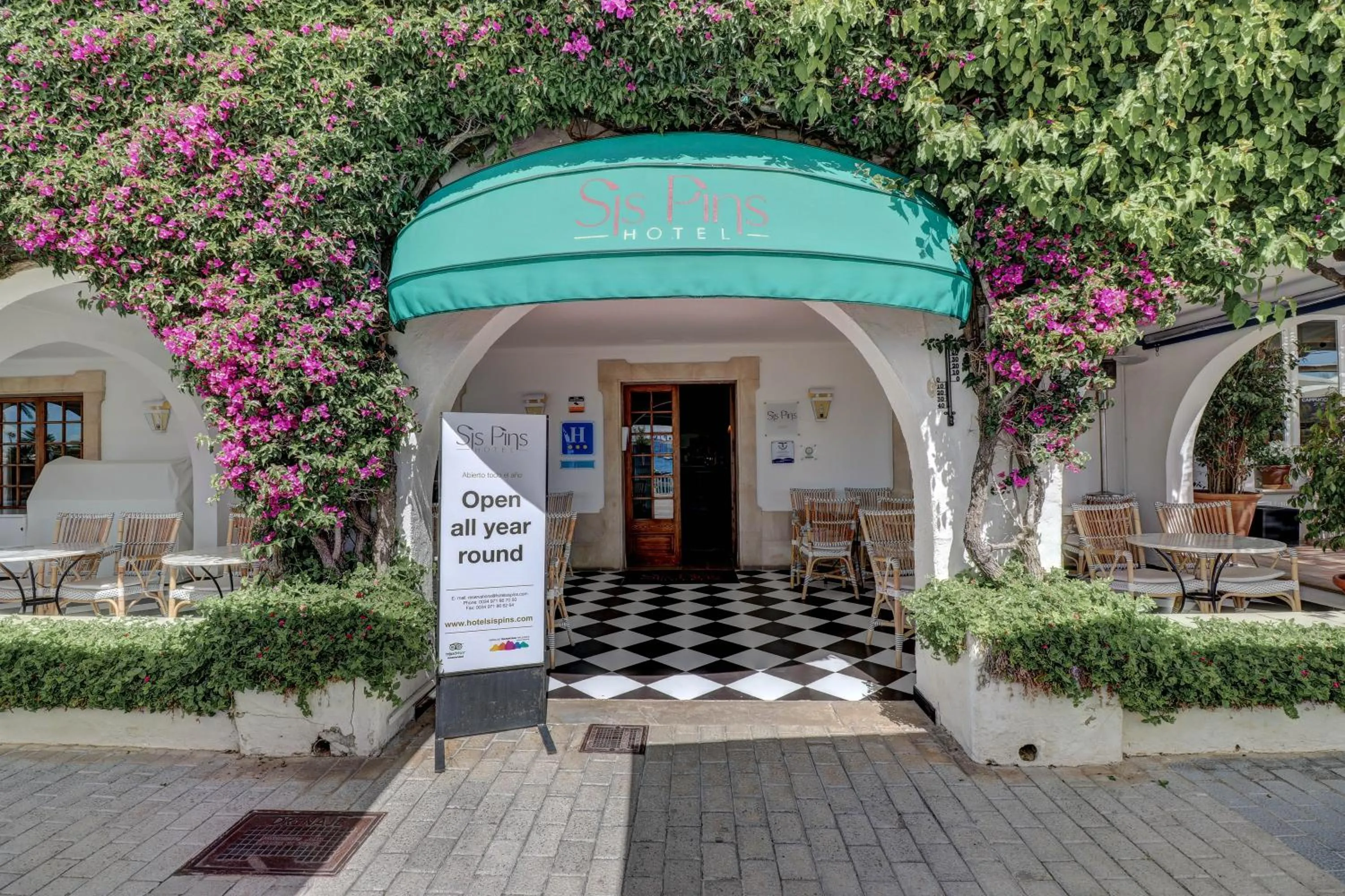 Facade/entrance in Hotel Sis Pins