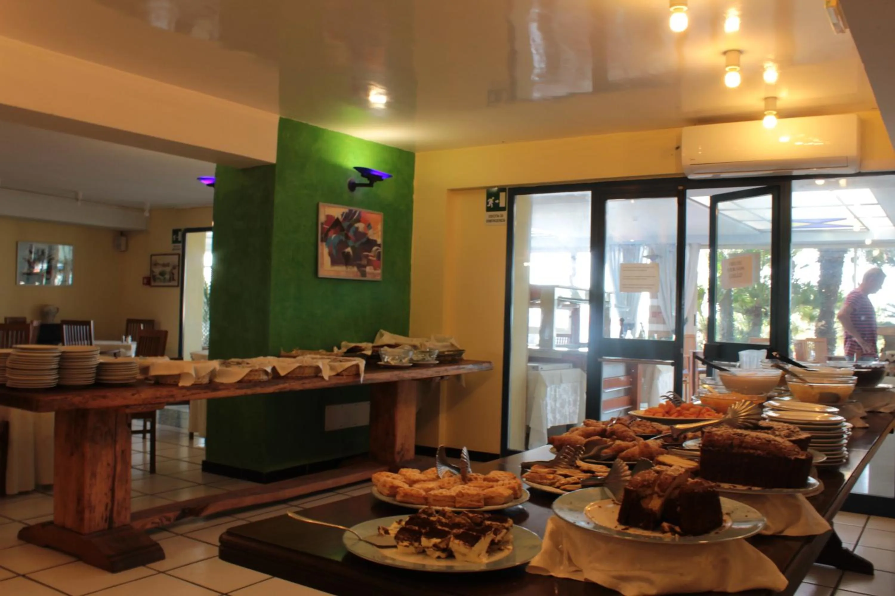 Restaurant/places to eat in Kalos Hotel