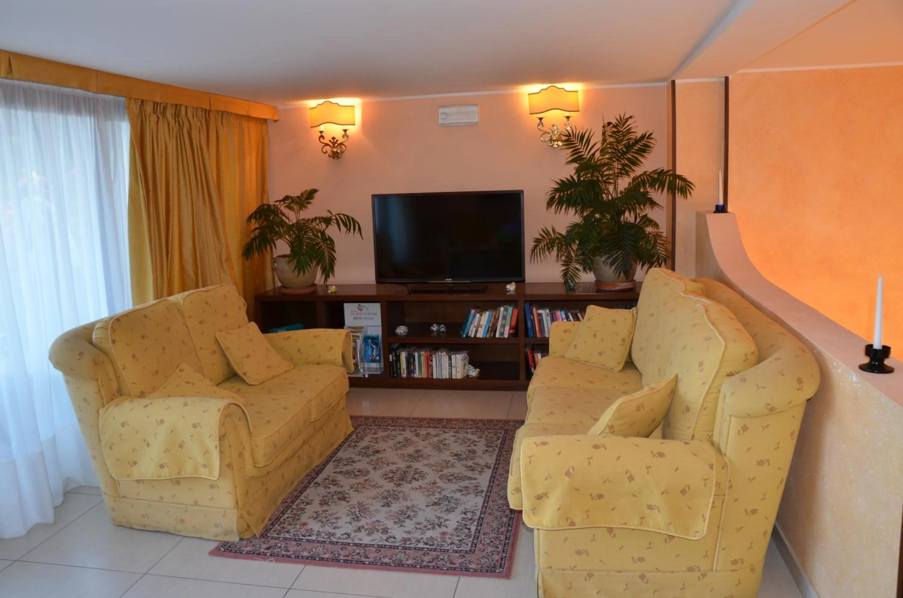 Lounge or bar in Kalos Hotel