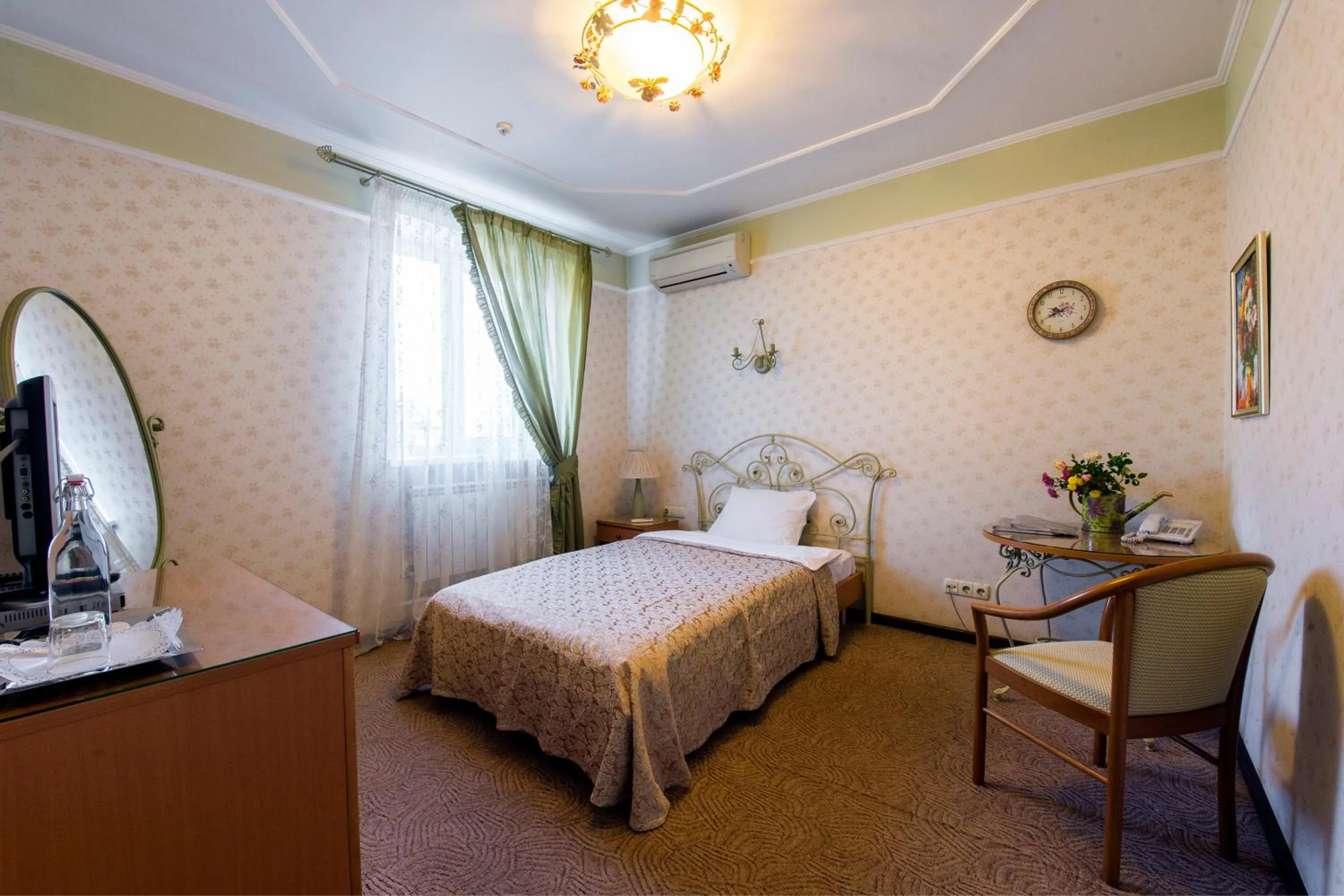 Photo of the whole room, Bed in Oselya Hotel