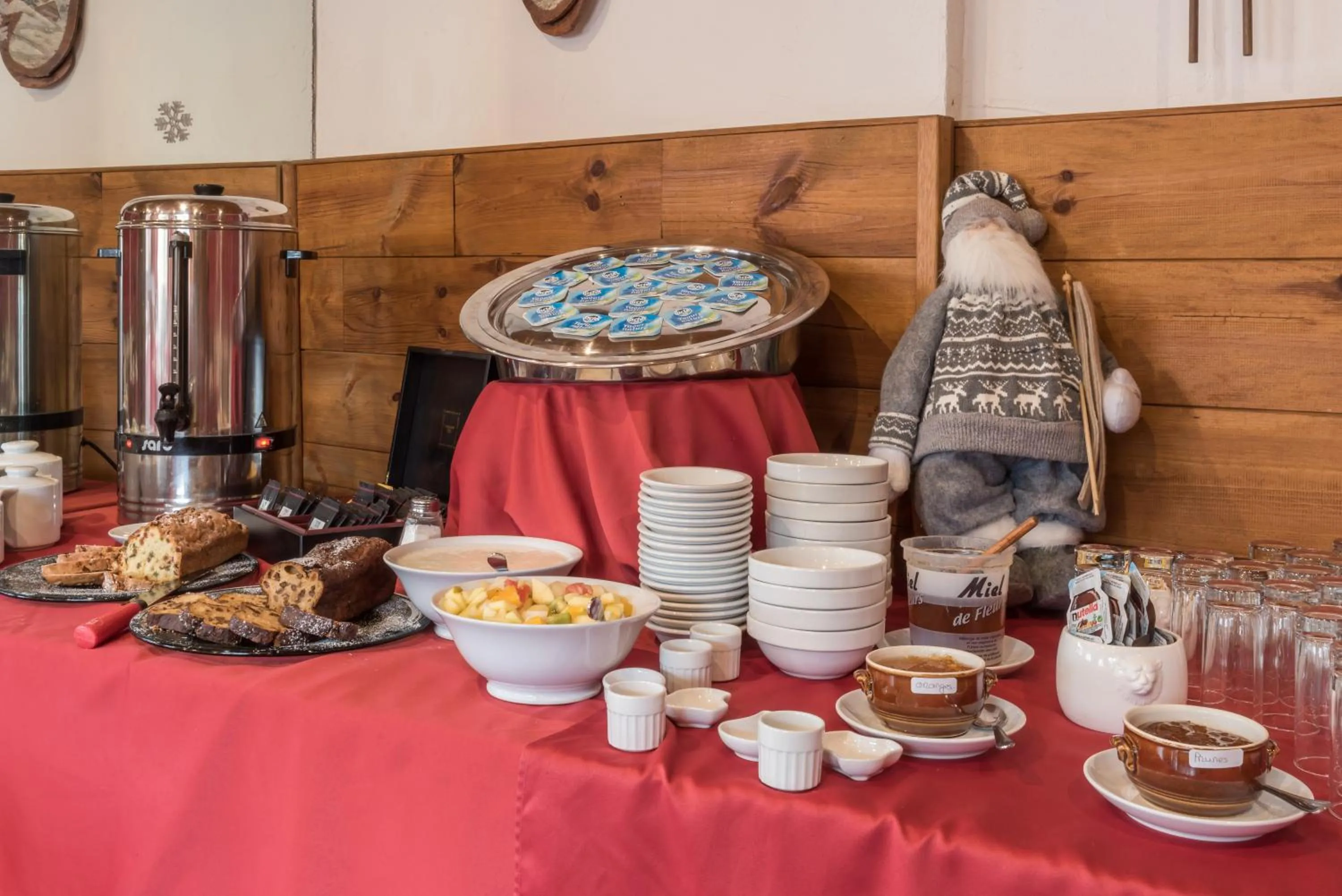 Buffet breakfast in Hotel l'Ecureuil