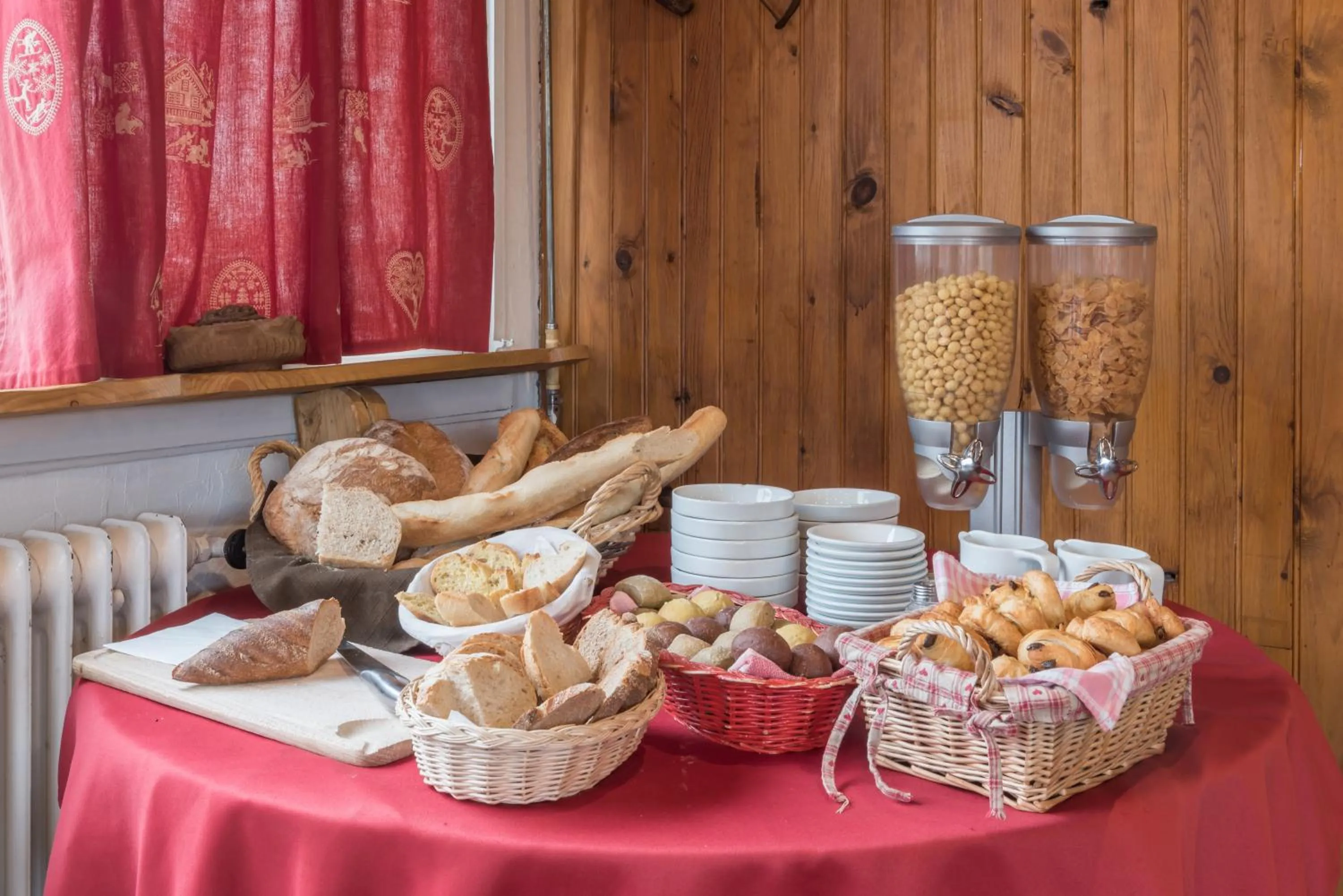 Buffet breakfast in Hotel l'Ecureuil