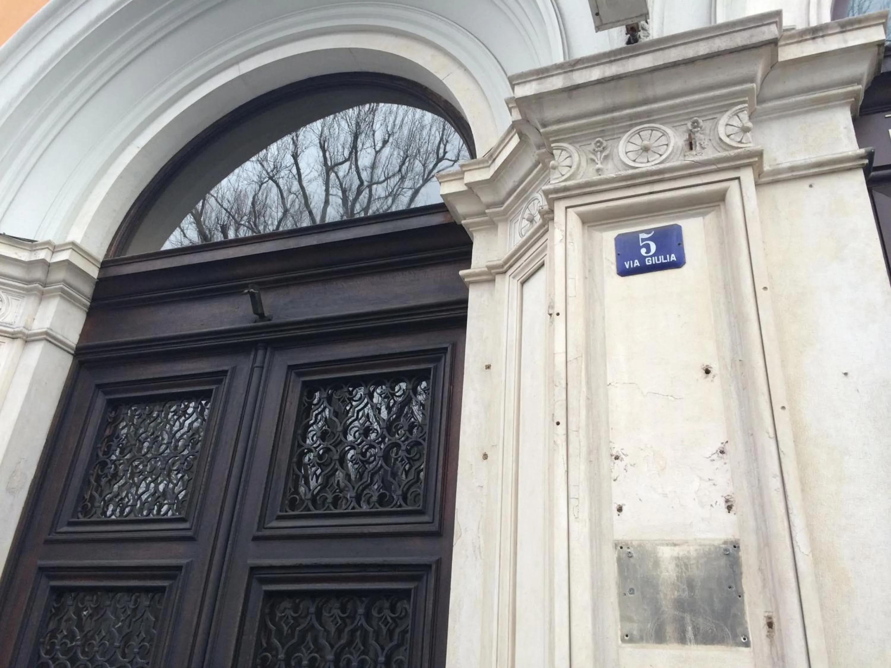 Facade/entrance in House 5