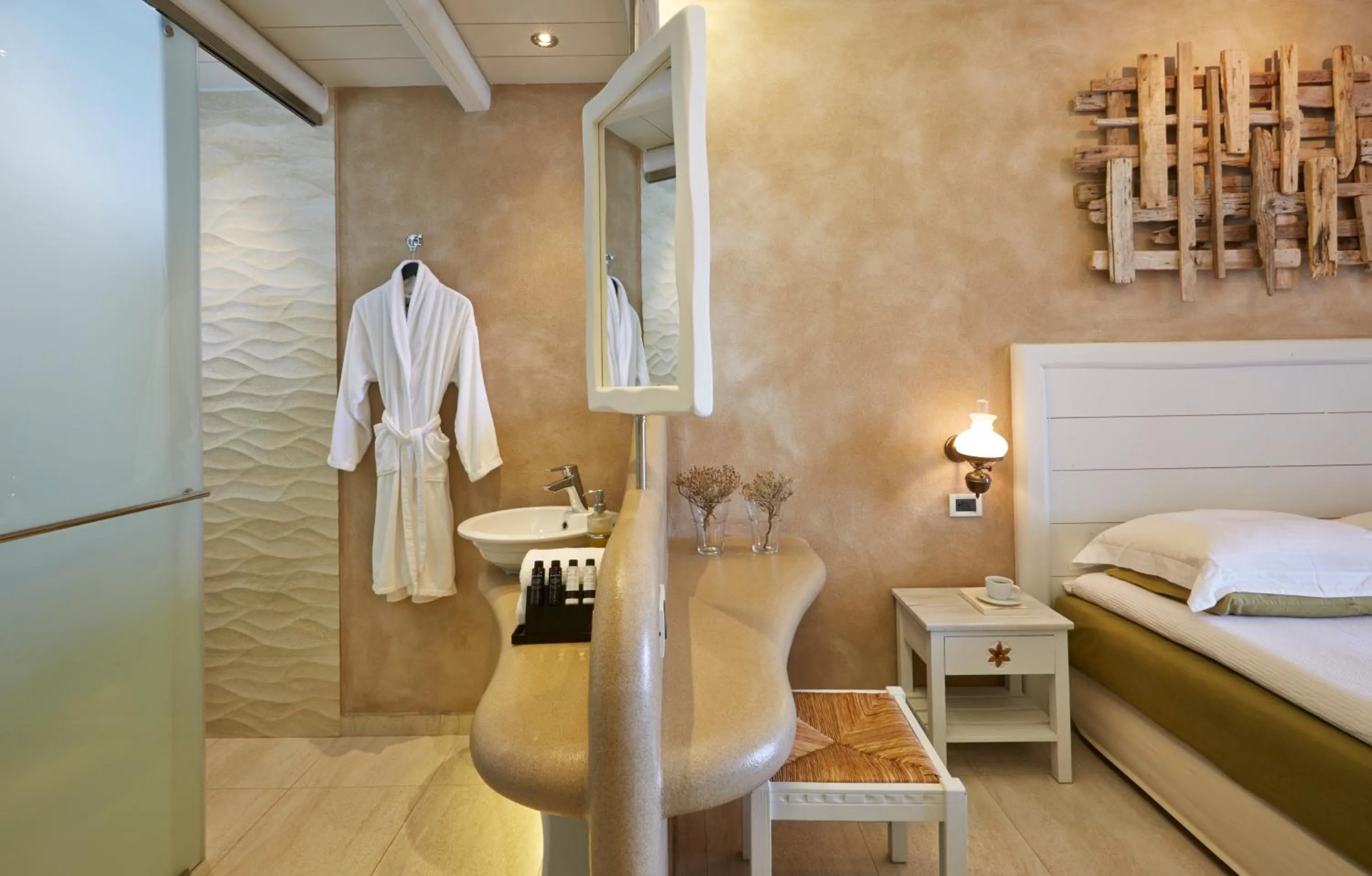 Bathroom, Bed in Vrahos Boutique Hotel