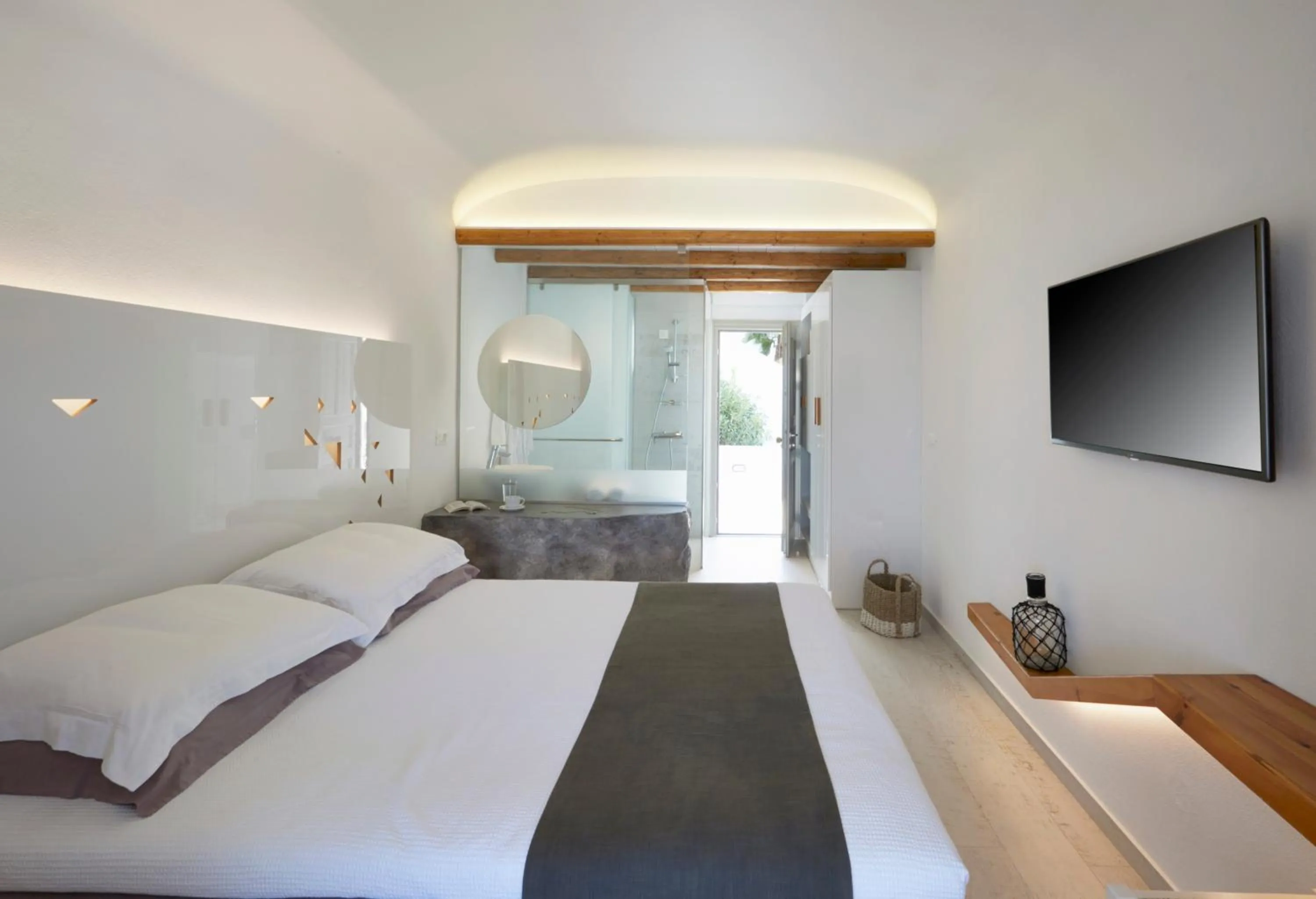 Photo of the whole room, Bed in Vrahos Boutique Hotel