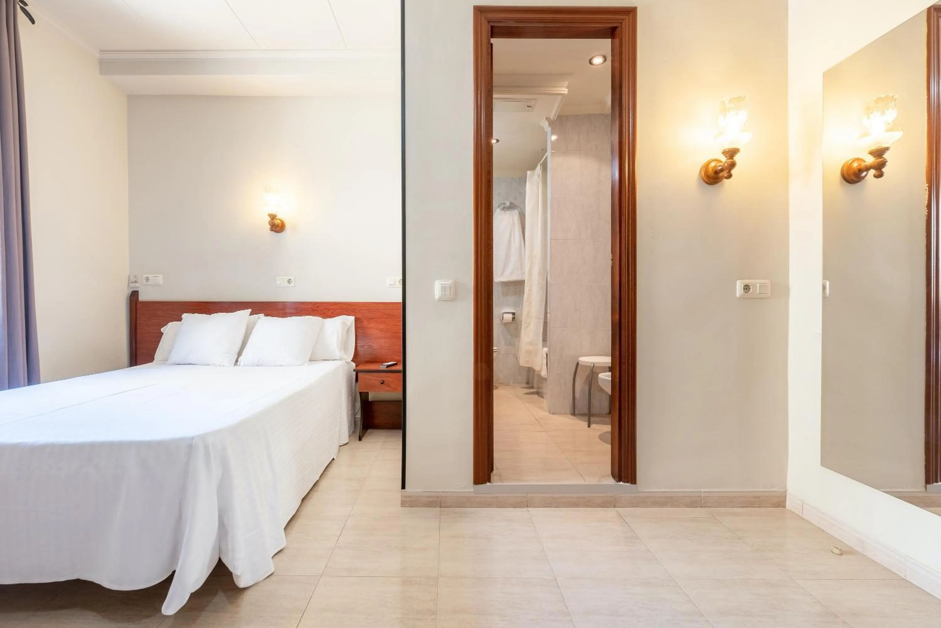 Bed in Hotel Canadá