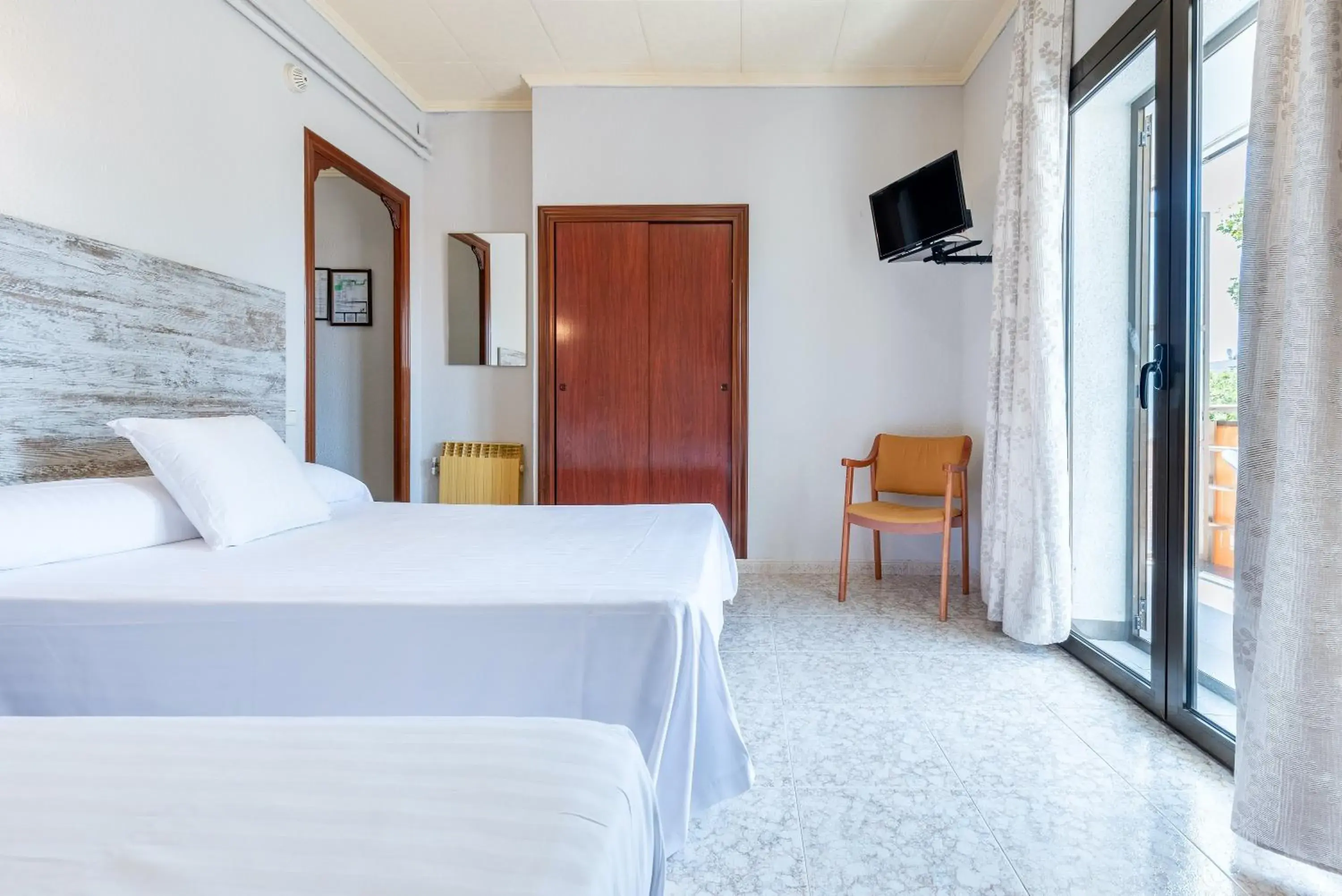 Double Room with Extra Bed in Hotel Canadá Double Room with Extra Bed in Hotel Canadá