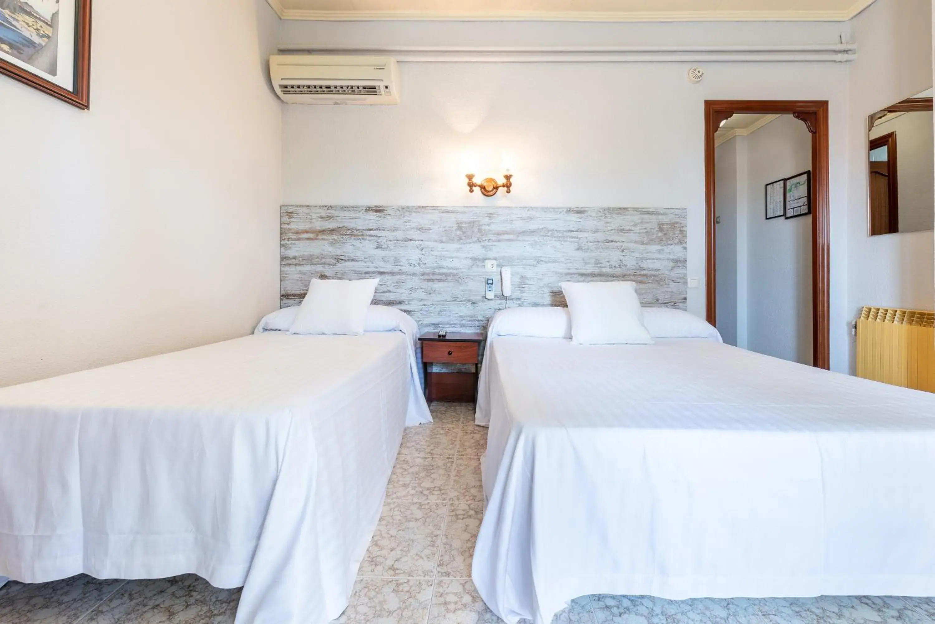 Double Room with Extra Bed in Hotel Canadá Double Room with Extra Bed in Hotel Canadá