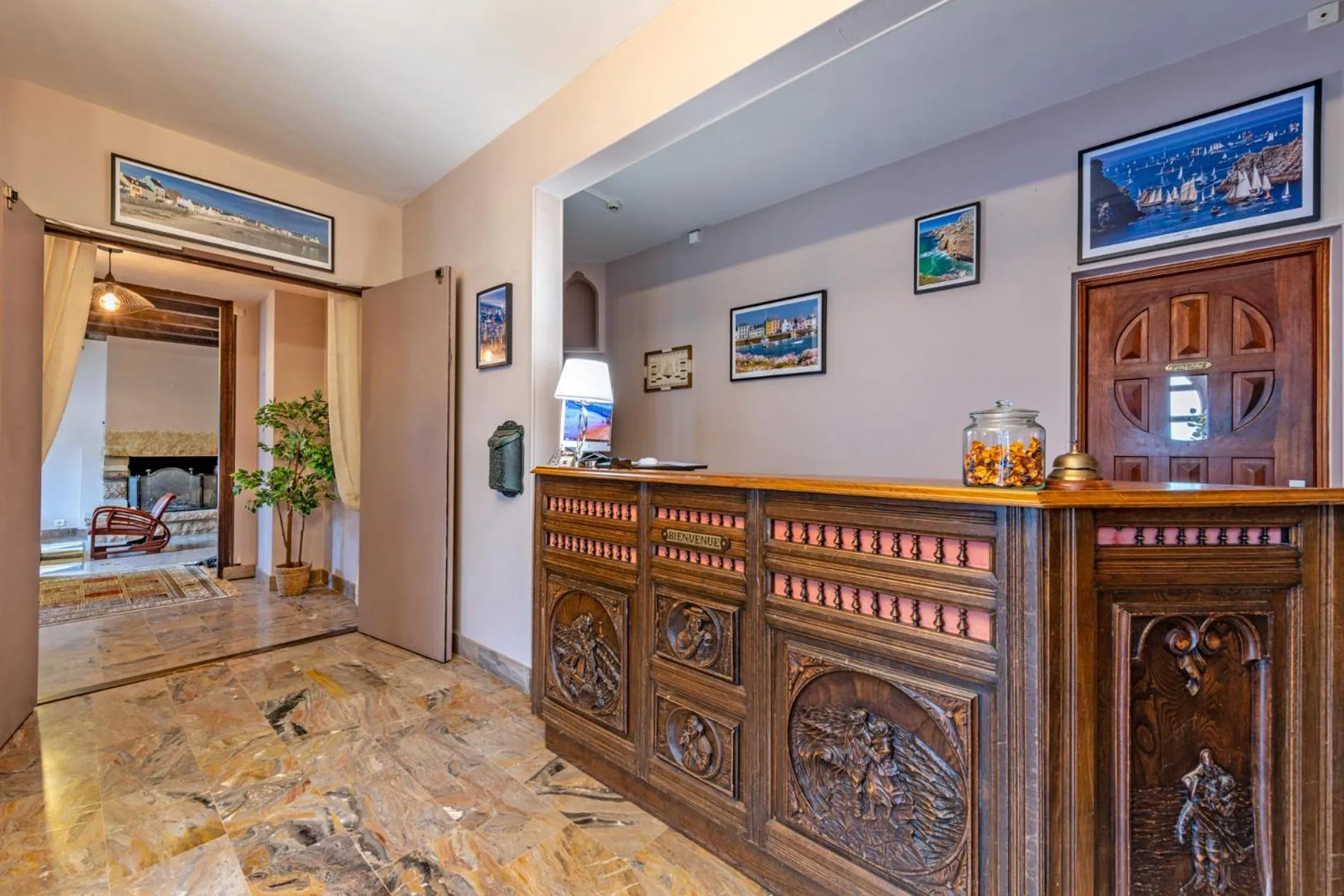 Lobby or reception in Logis Hotel De La Corniche