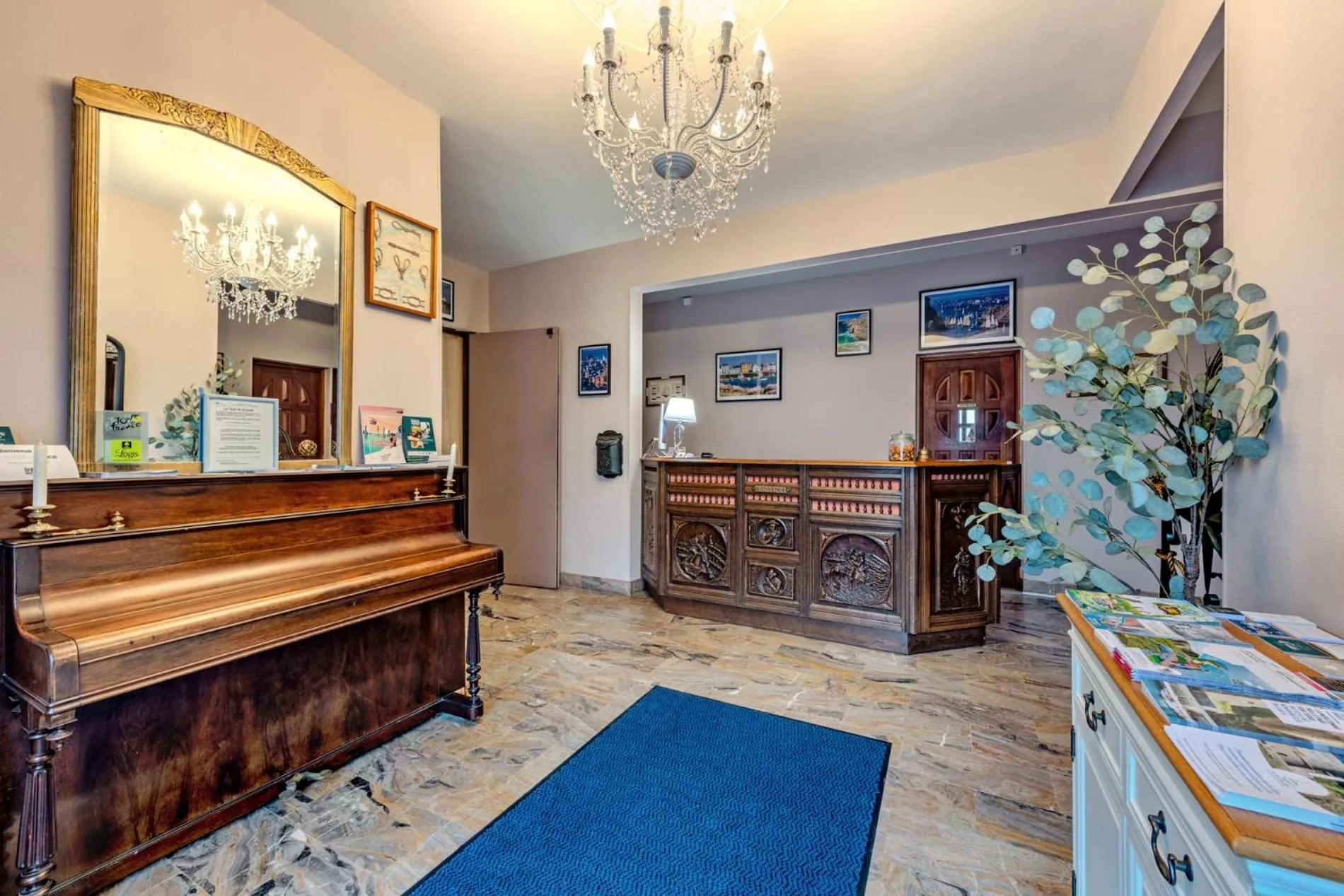 Lobby or reception in Logis Hotel De La Corniche