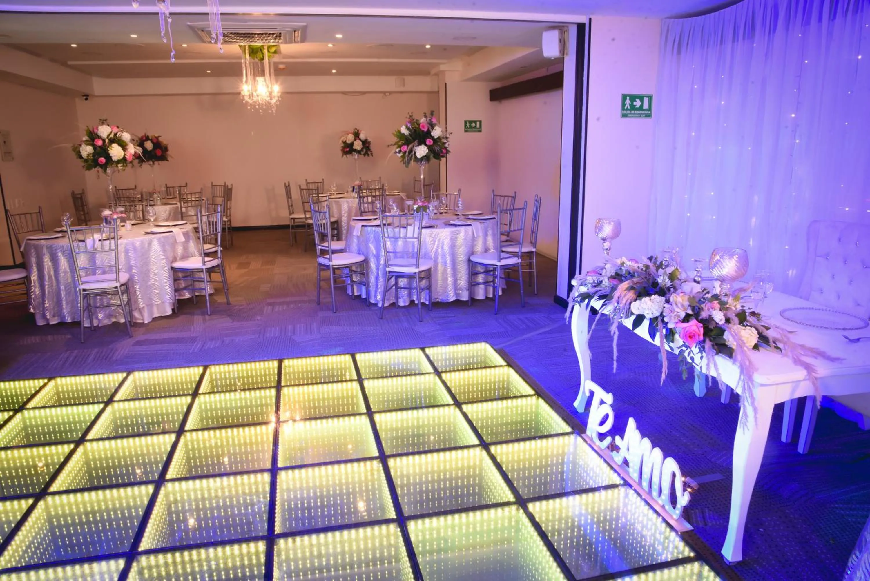 Restaurant/places to eat in Hotel 101 Park House