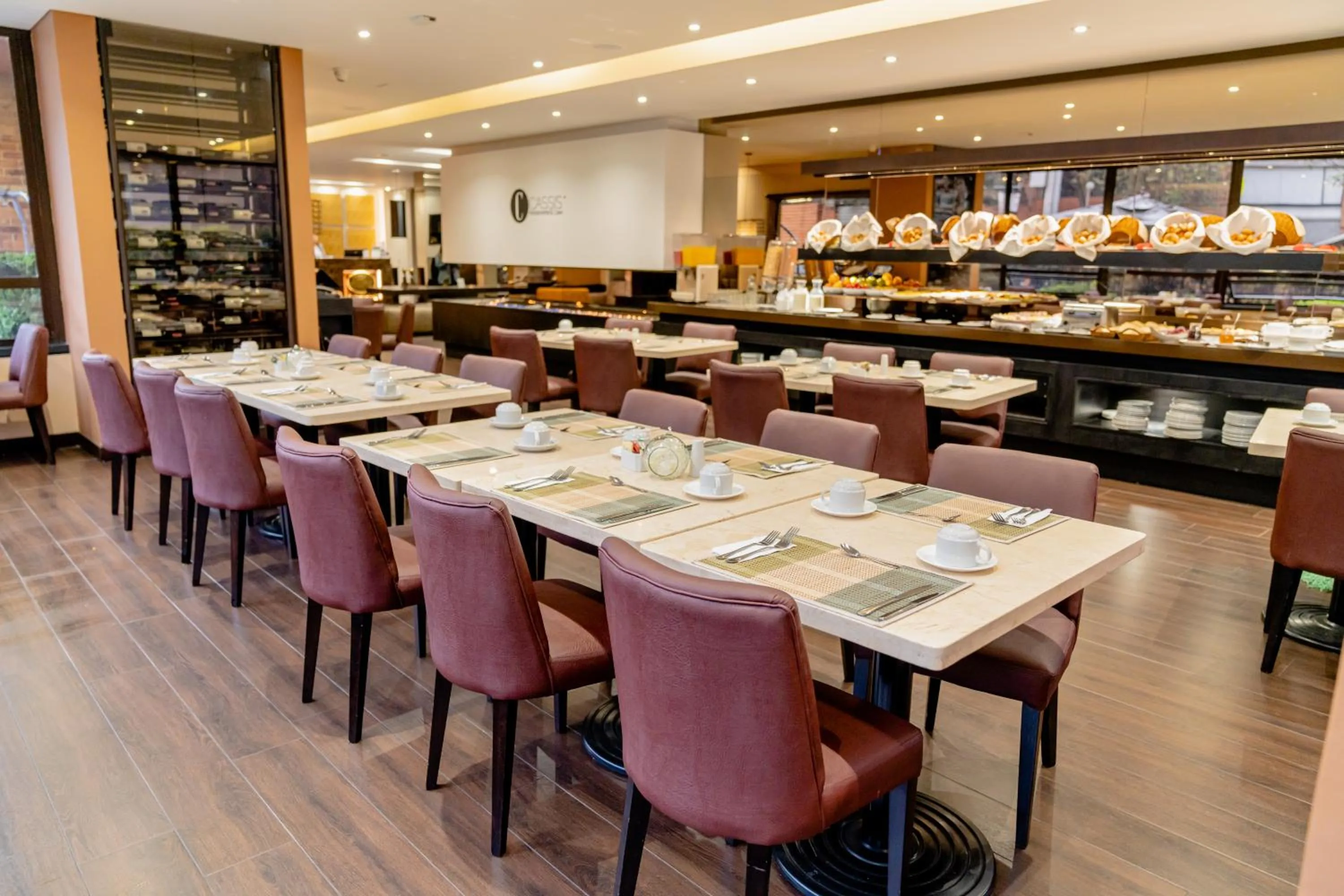 Restaurant/places to eat in Hotel 101 Park House