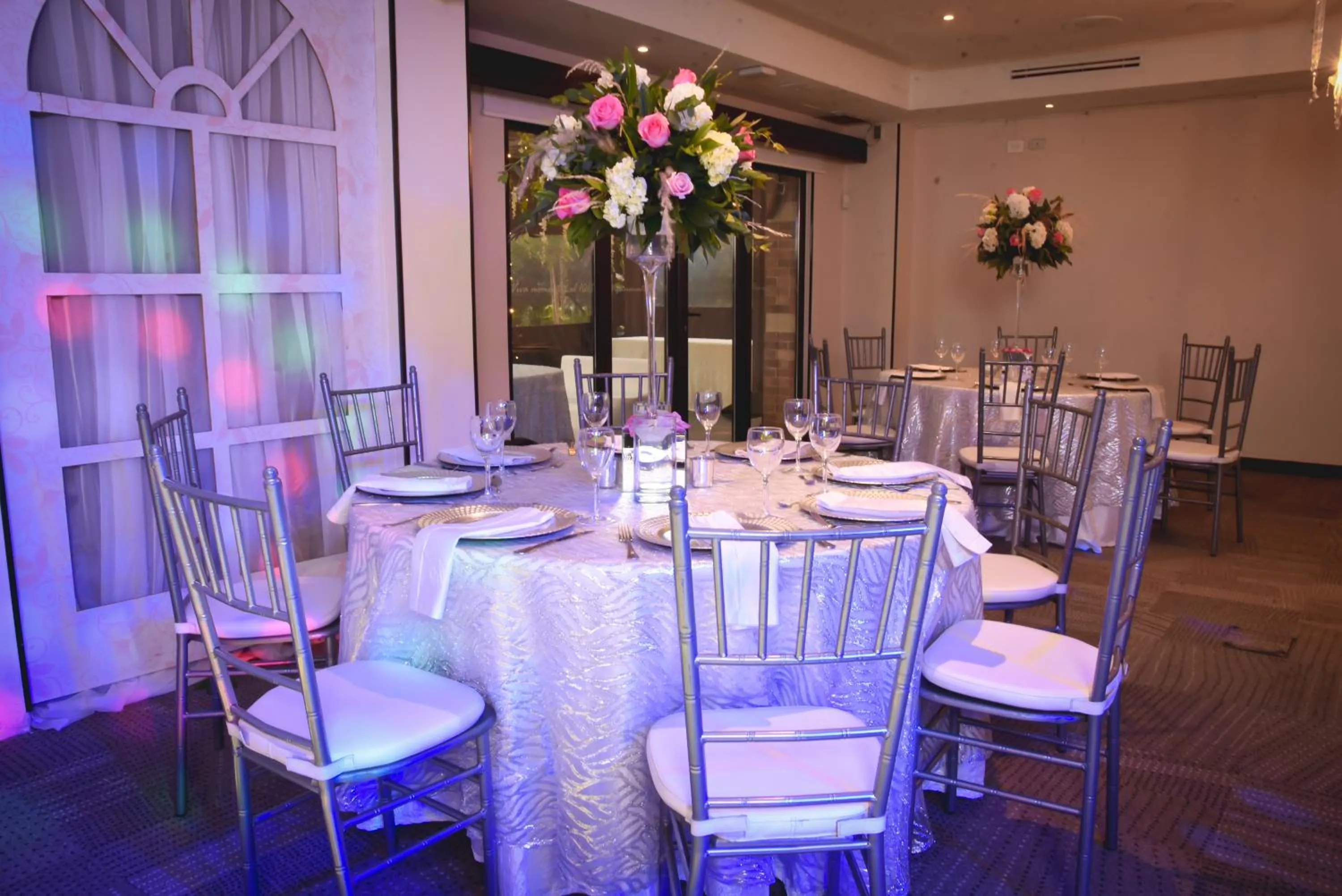 Restaurant/places to eat in Hotel 101 Park House