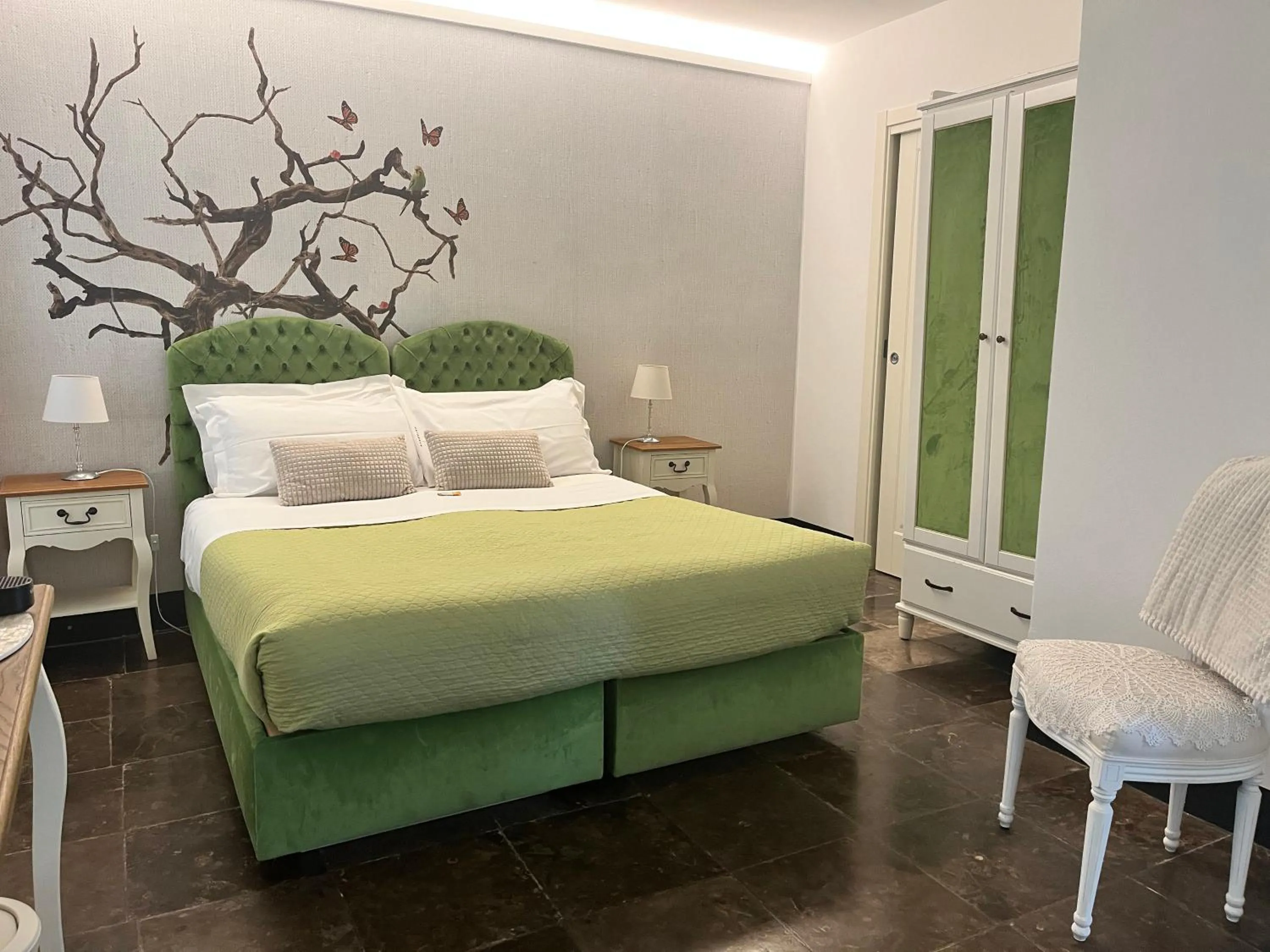 Bedroom, Bed in neropece