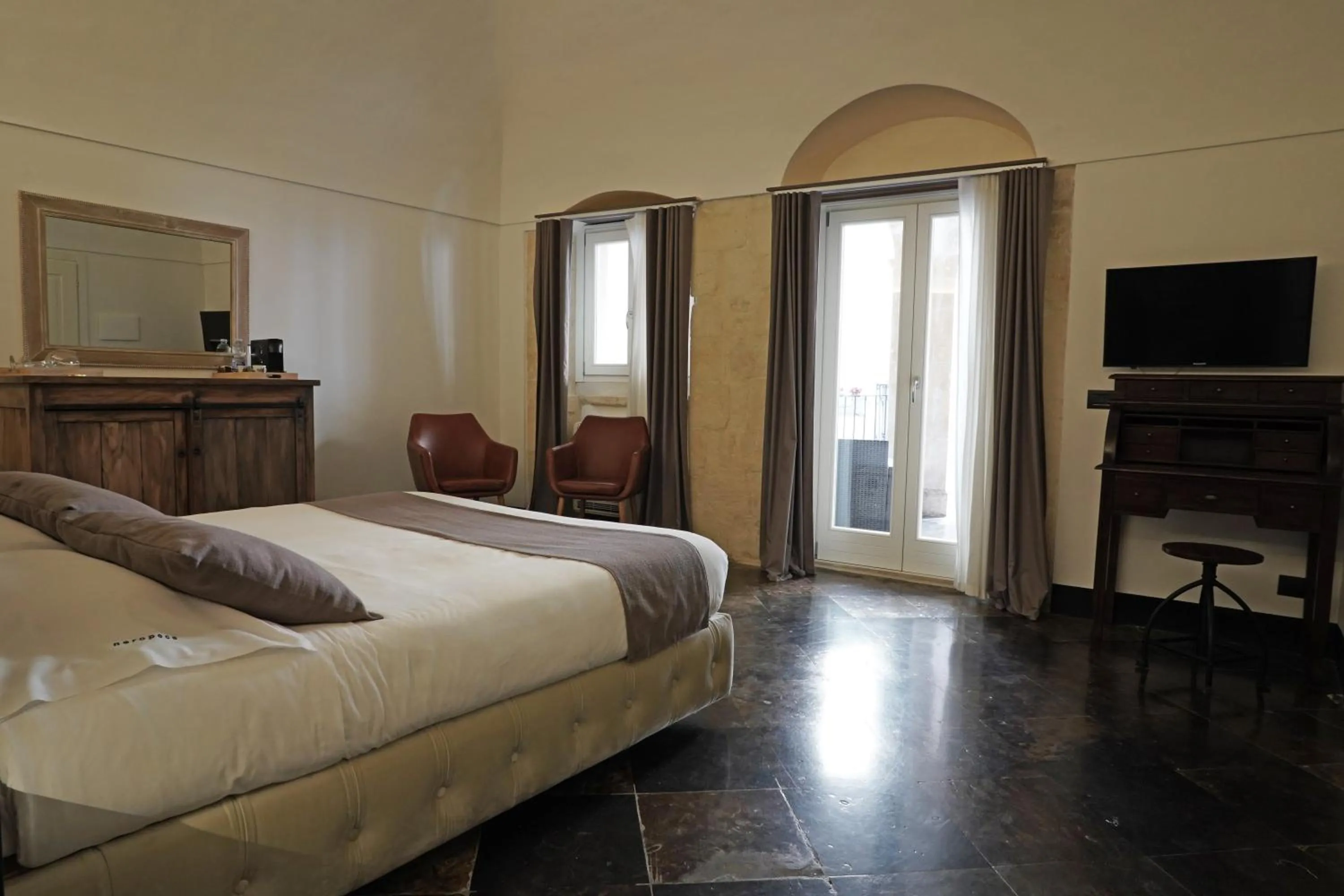 Photo of the whole room, Bed in neropece