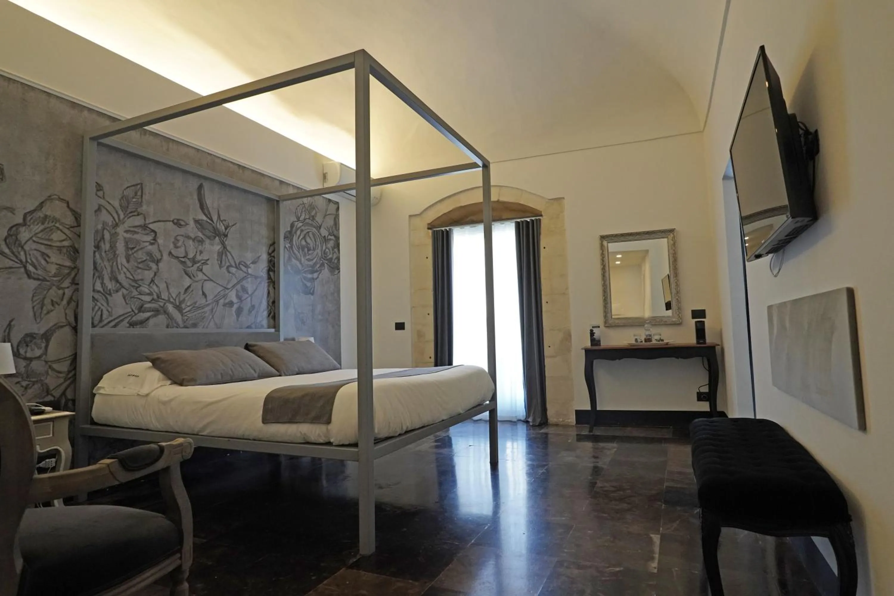 Photo of the whole room, Bed in neropece