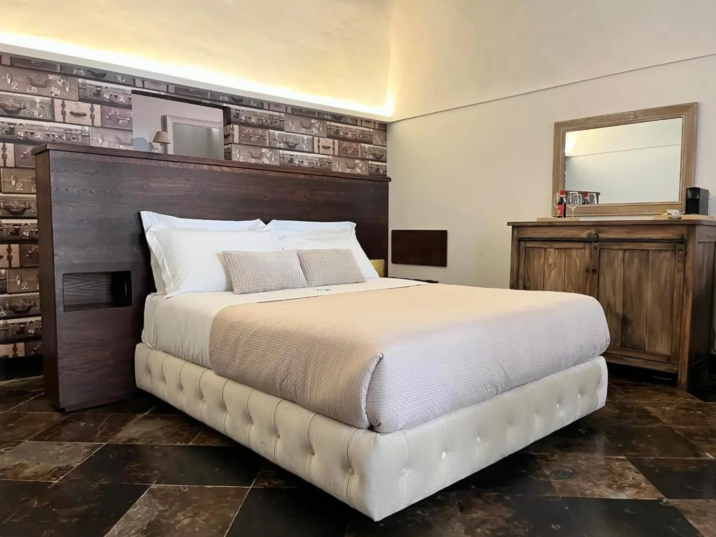 Bedroom, Bed in neropece