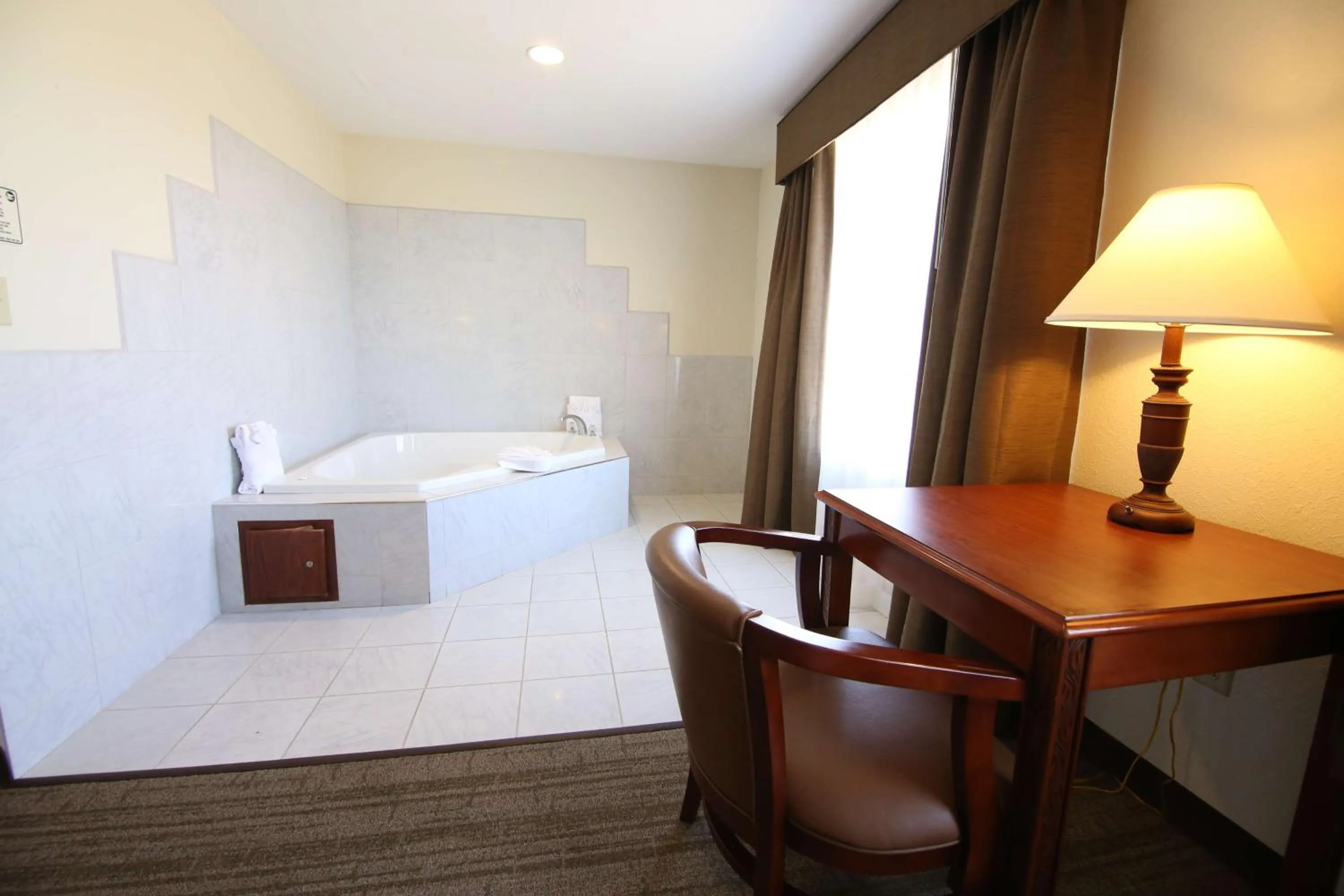 Bathroom, Bed in Crown Pointe Lodge; BW Signature Collection