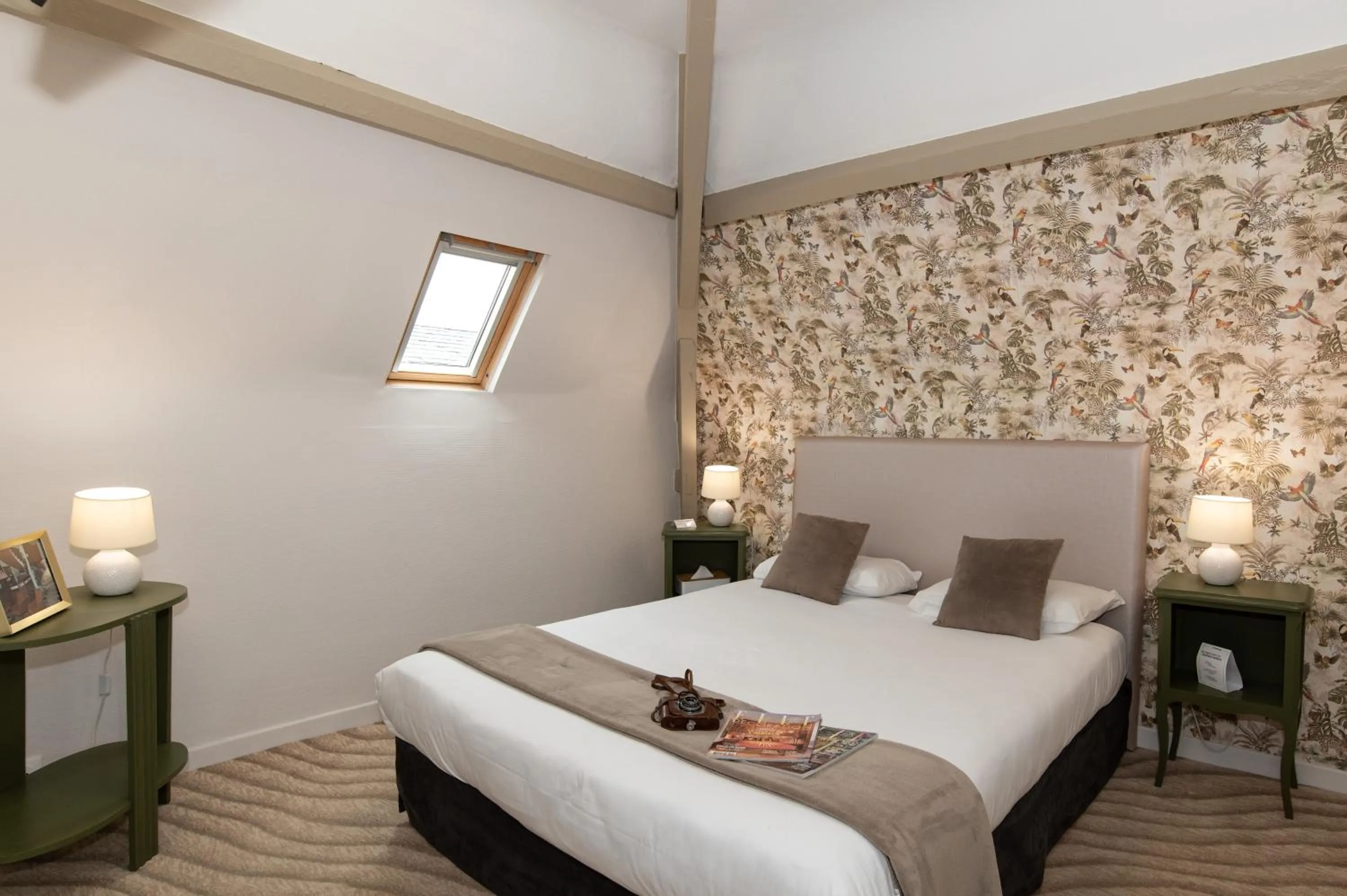 Photo of the whole room, Bed in The Originals Boutique, Hôtel Victoria, Châtelaillon-Plage