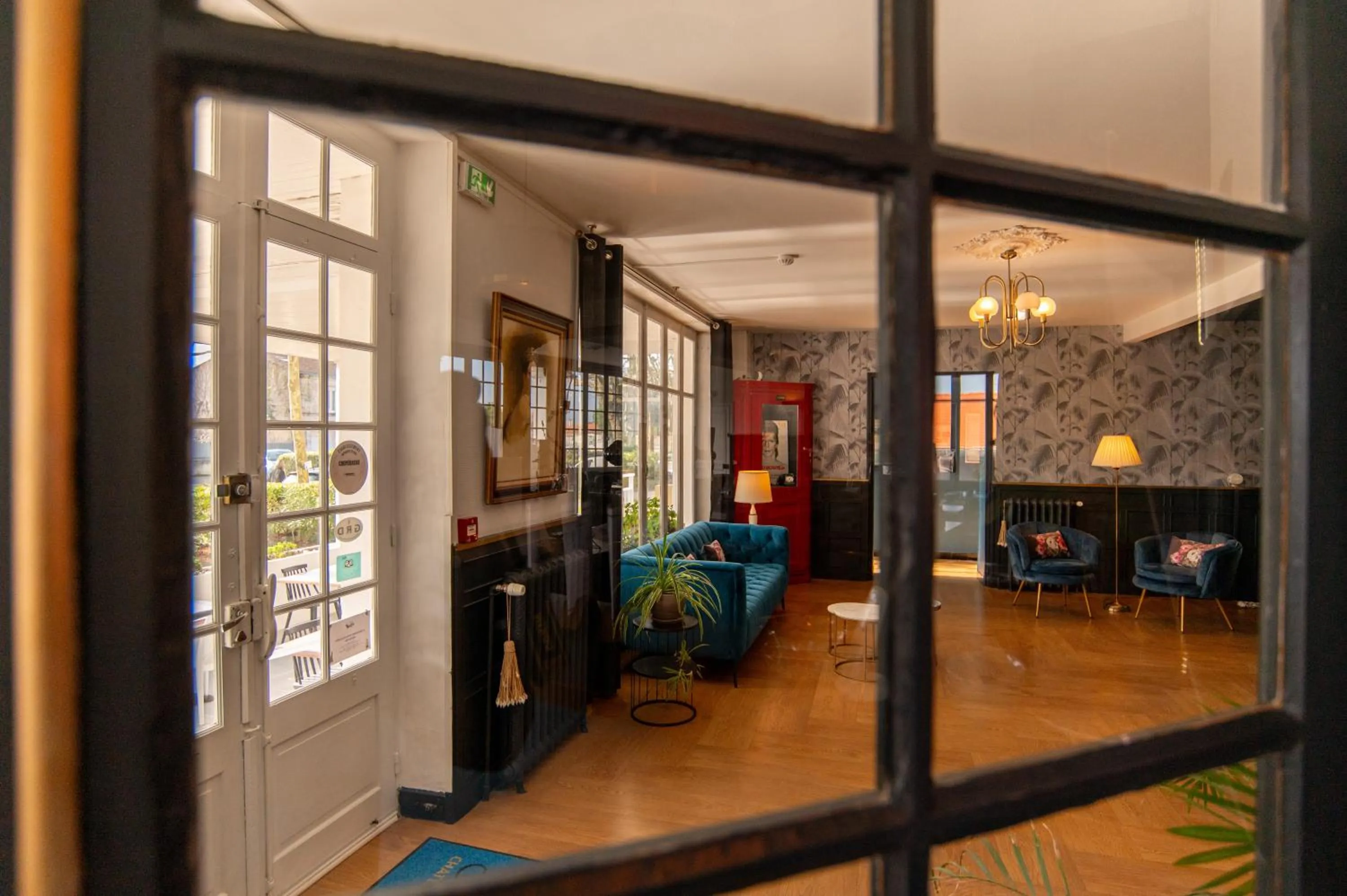 Lobby or reception in The Originals Boutique, Hôtel Victoria, Châtelaillon-Plage